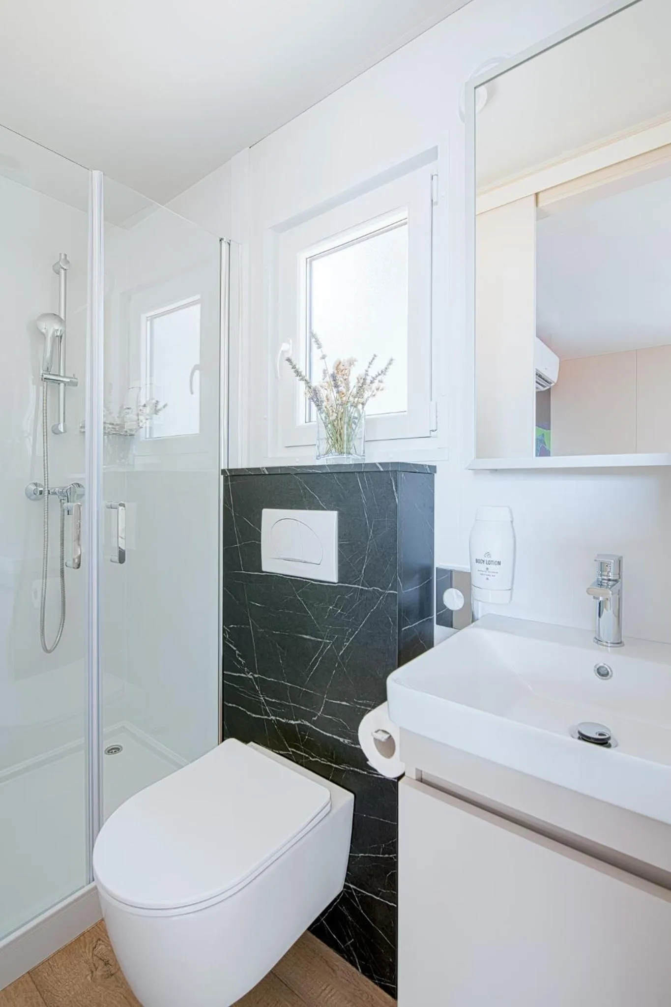 Shower in Elements Camping Selce Mobile homes