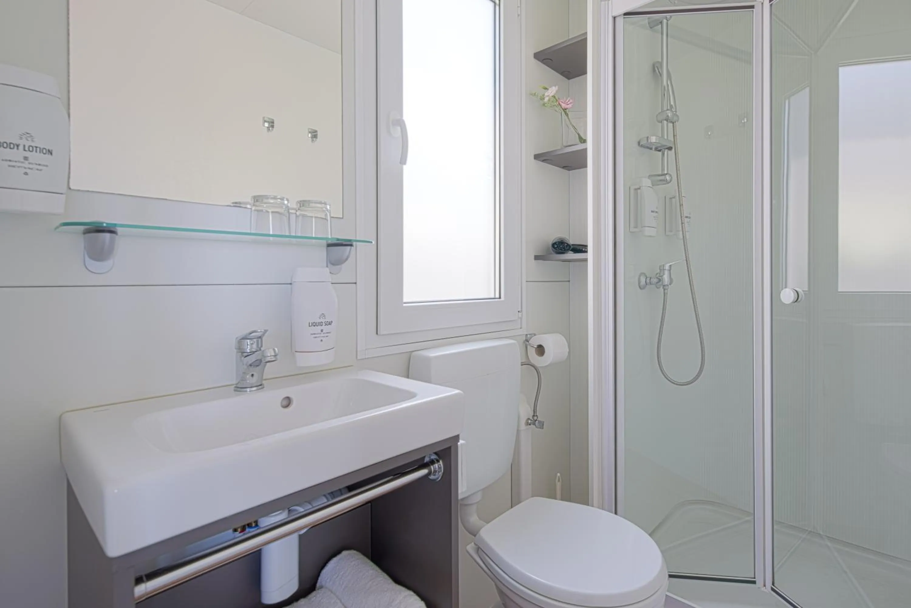 Bathroom in Elements Camping Selce Mobile homes