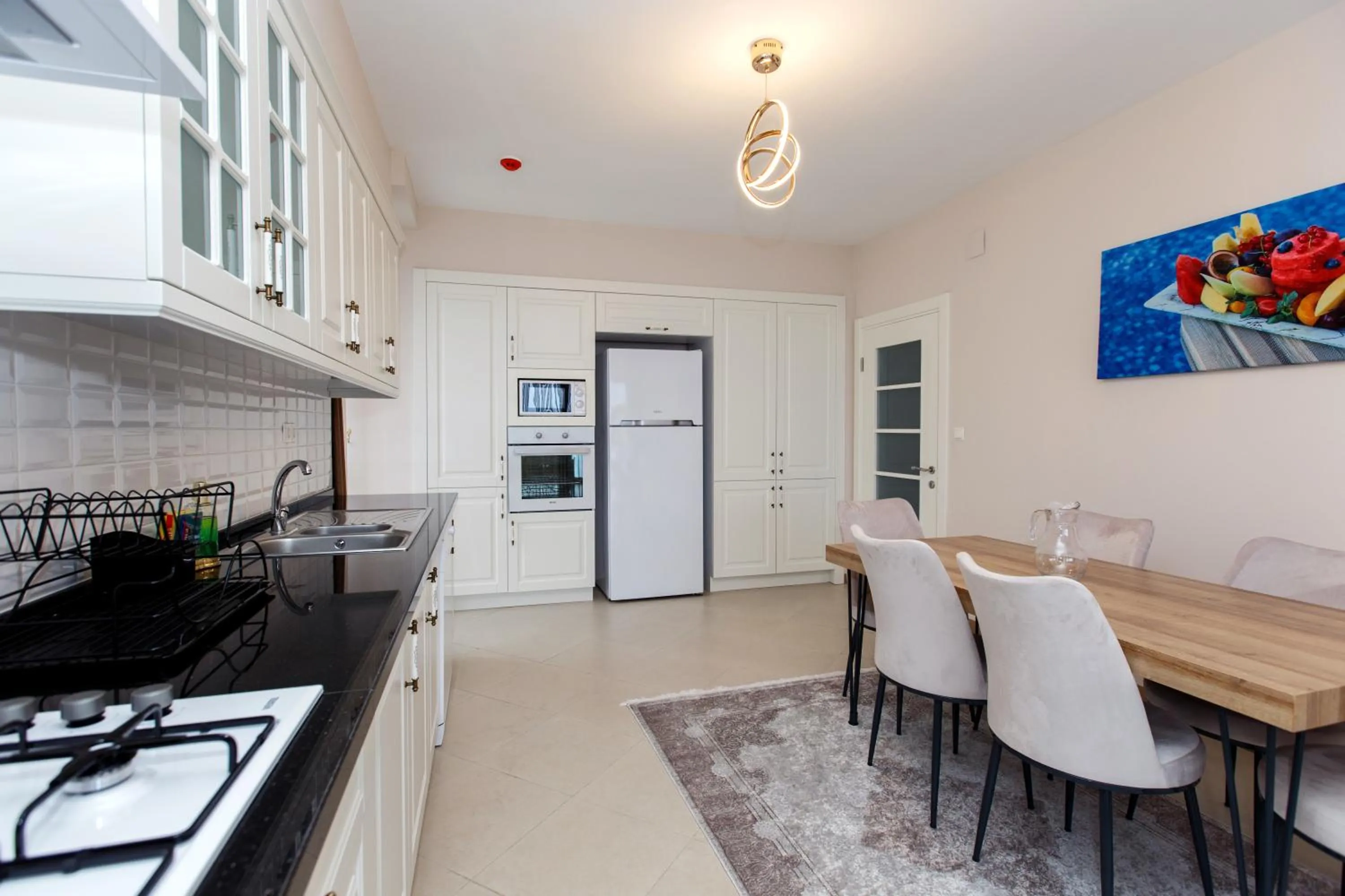 Kitchen or kitchenette in Armoni Deluxe Suites Trabzon