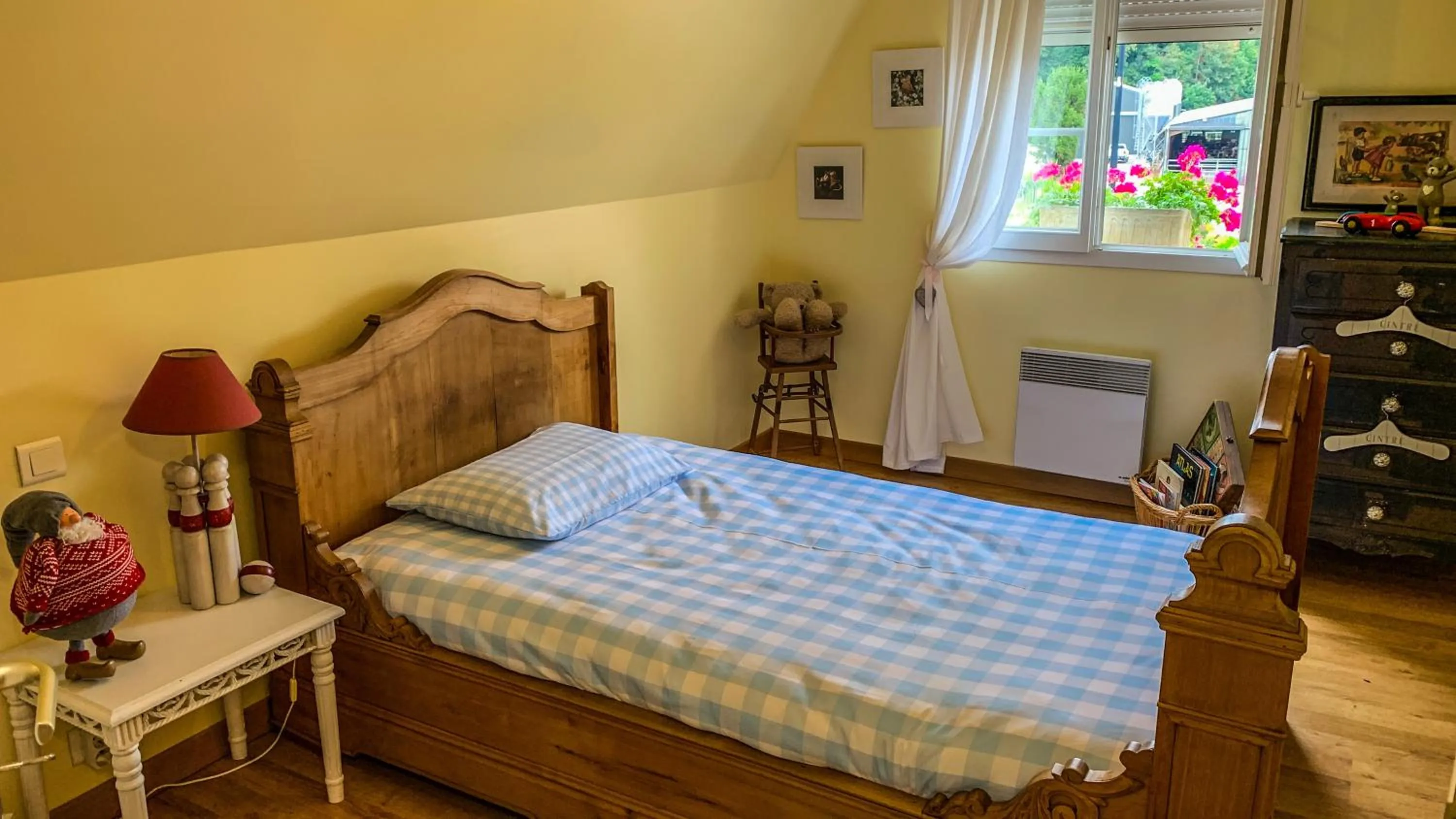 Bed in Les Chambres d'hôtes du Faubourg