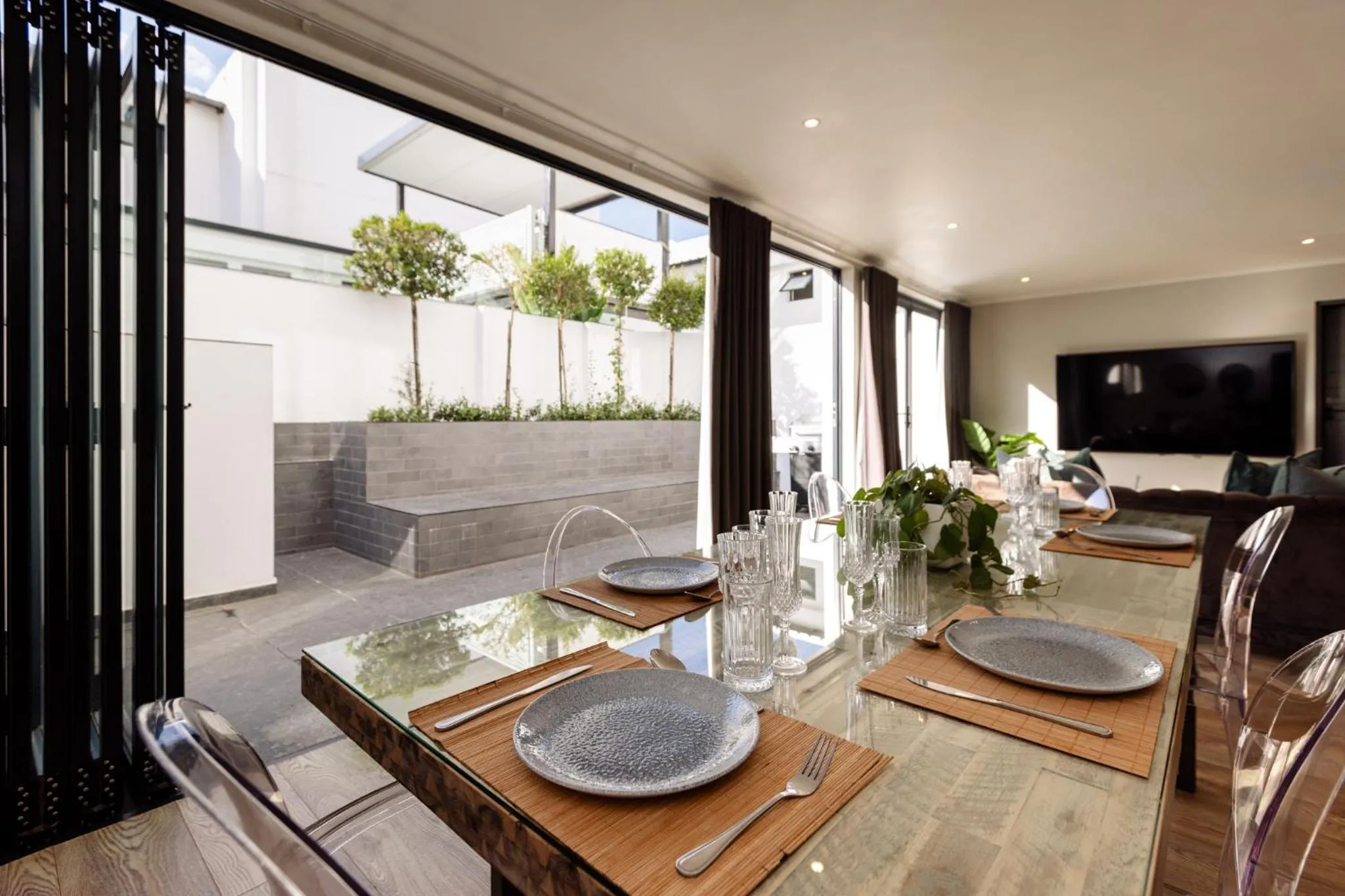 TV and multimedia in MINT Hotel 84 on Katherine