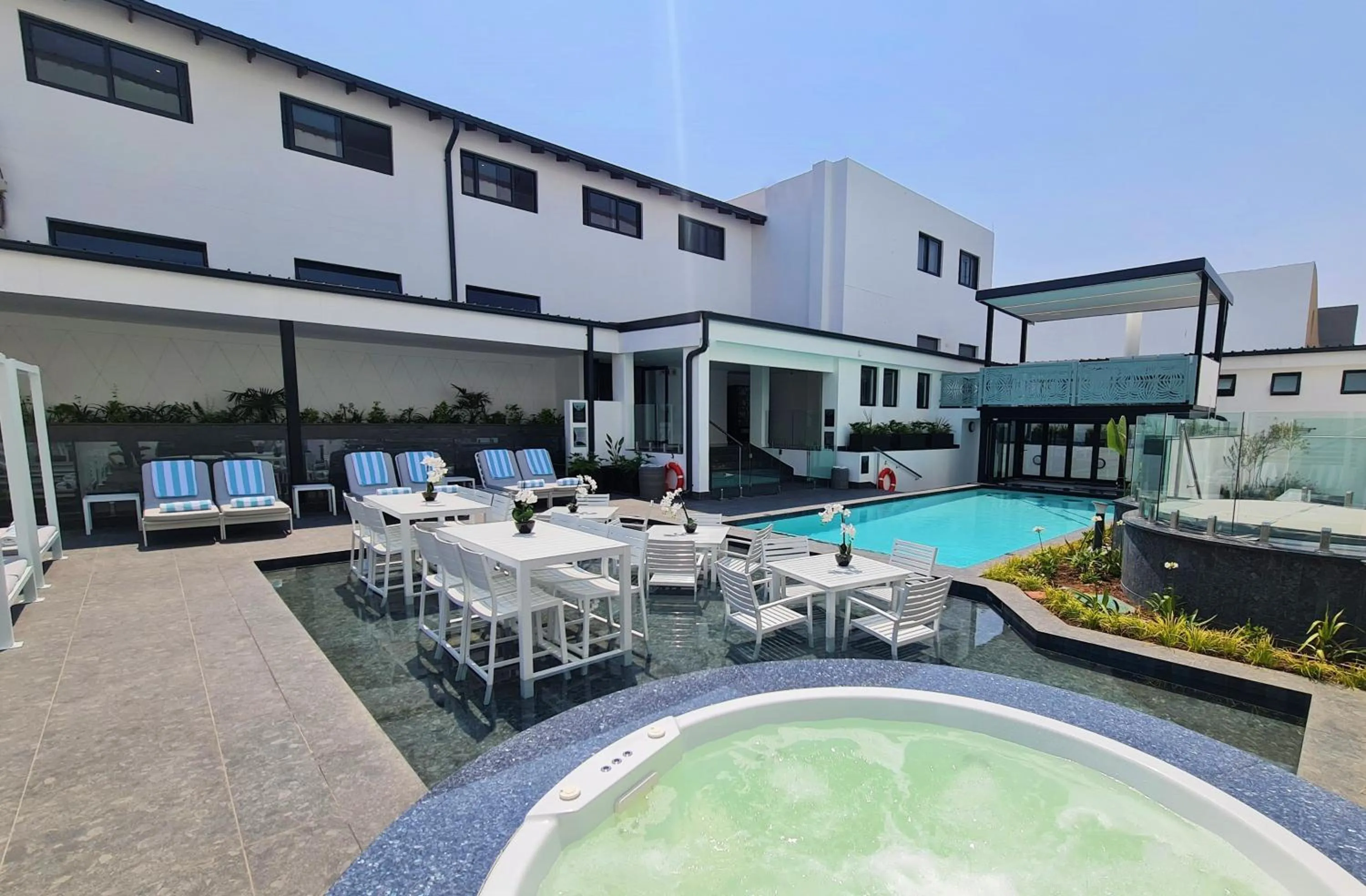 Restaurant/places to eat in MINT Hotel 84 on Katherine