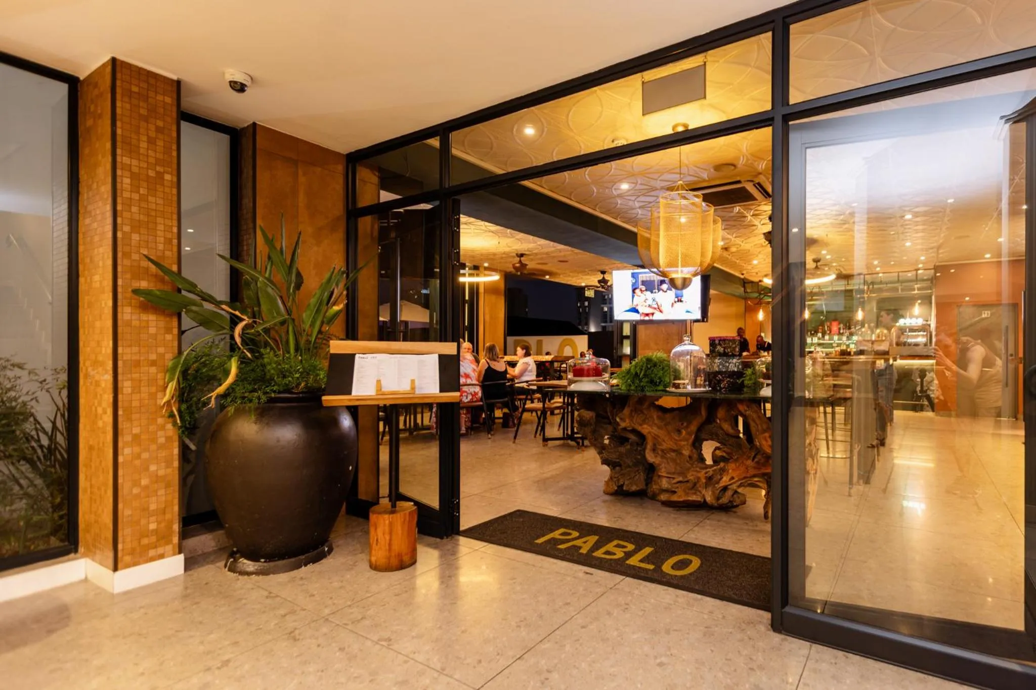 Restaurant/places to eat in MINT Hotel 84 on Katherine
