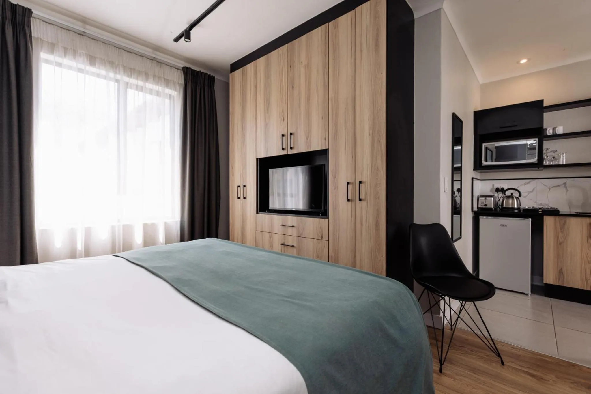 Bedroom, Bed in MINT Hotel 84 on Katherine