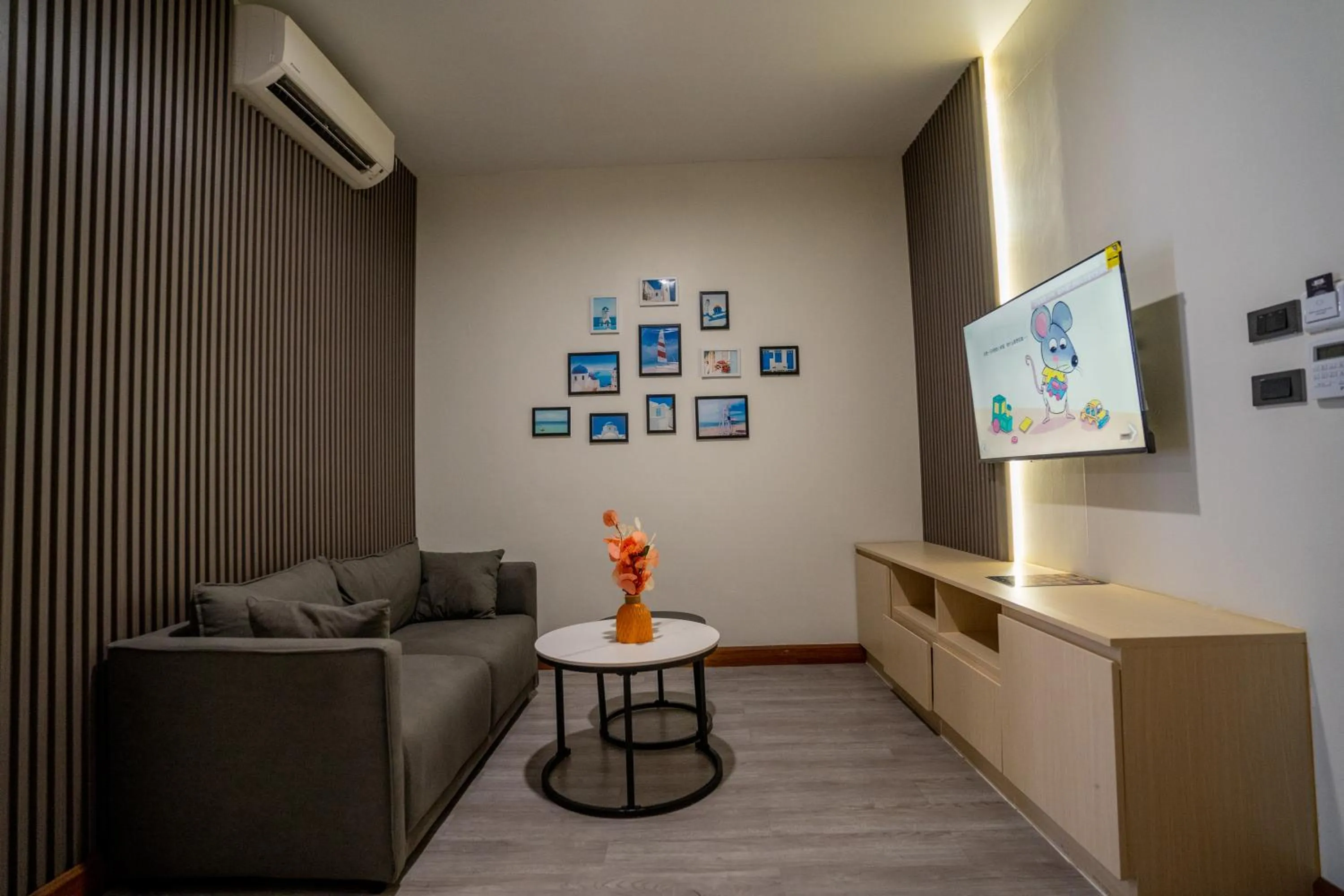 Communal lounge/ TV room in Hak Heng Hotel