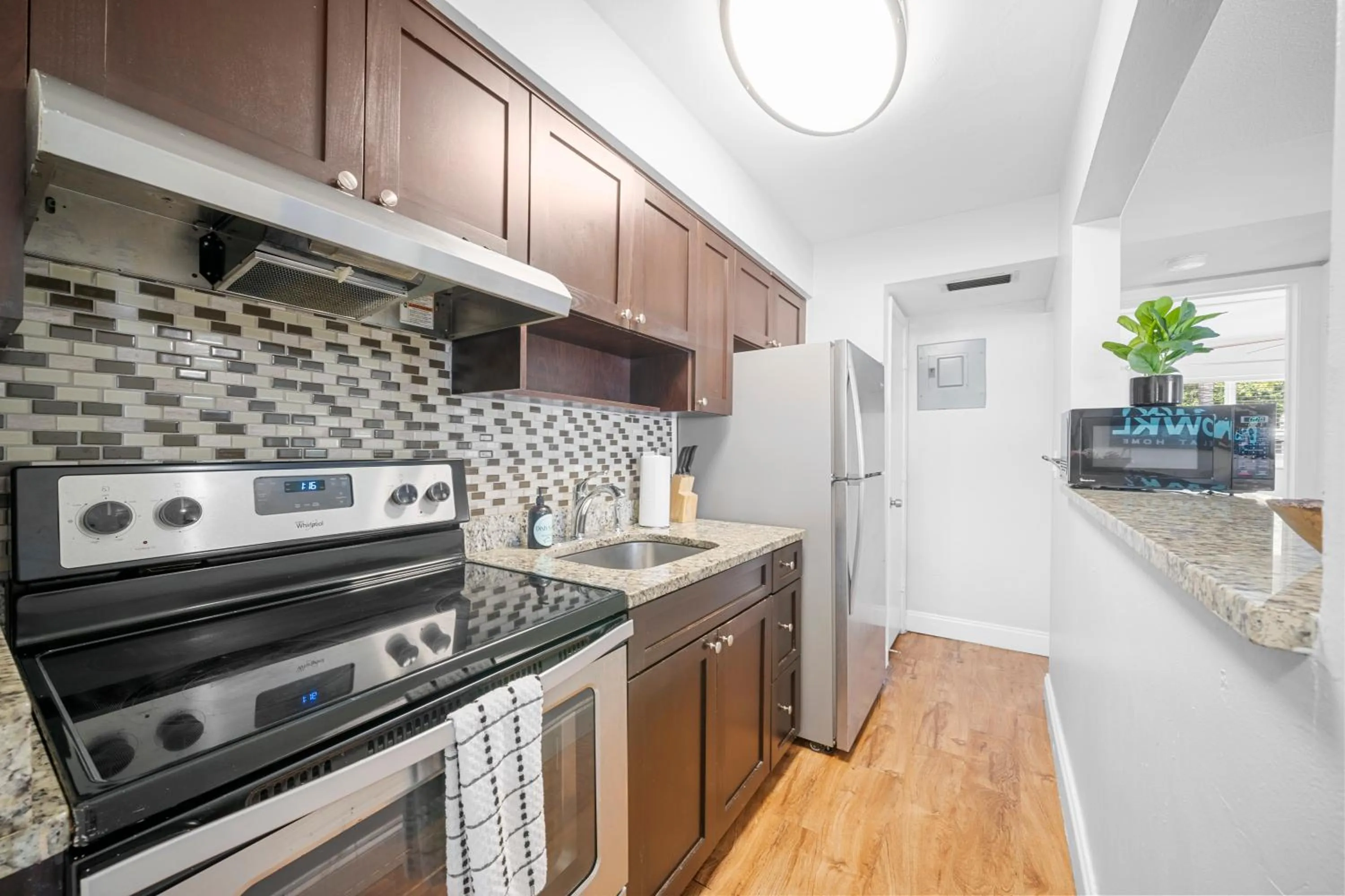 Kitchen or kitchenette in The Victor Apartments By Lowkl