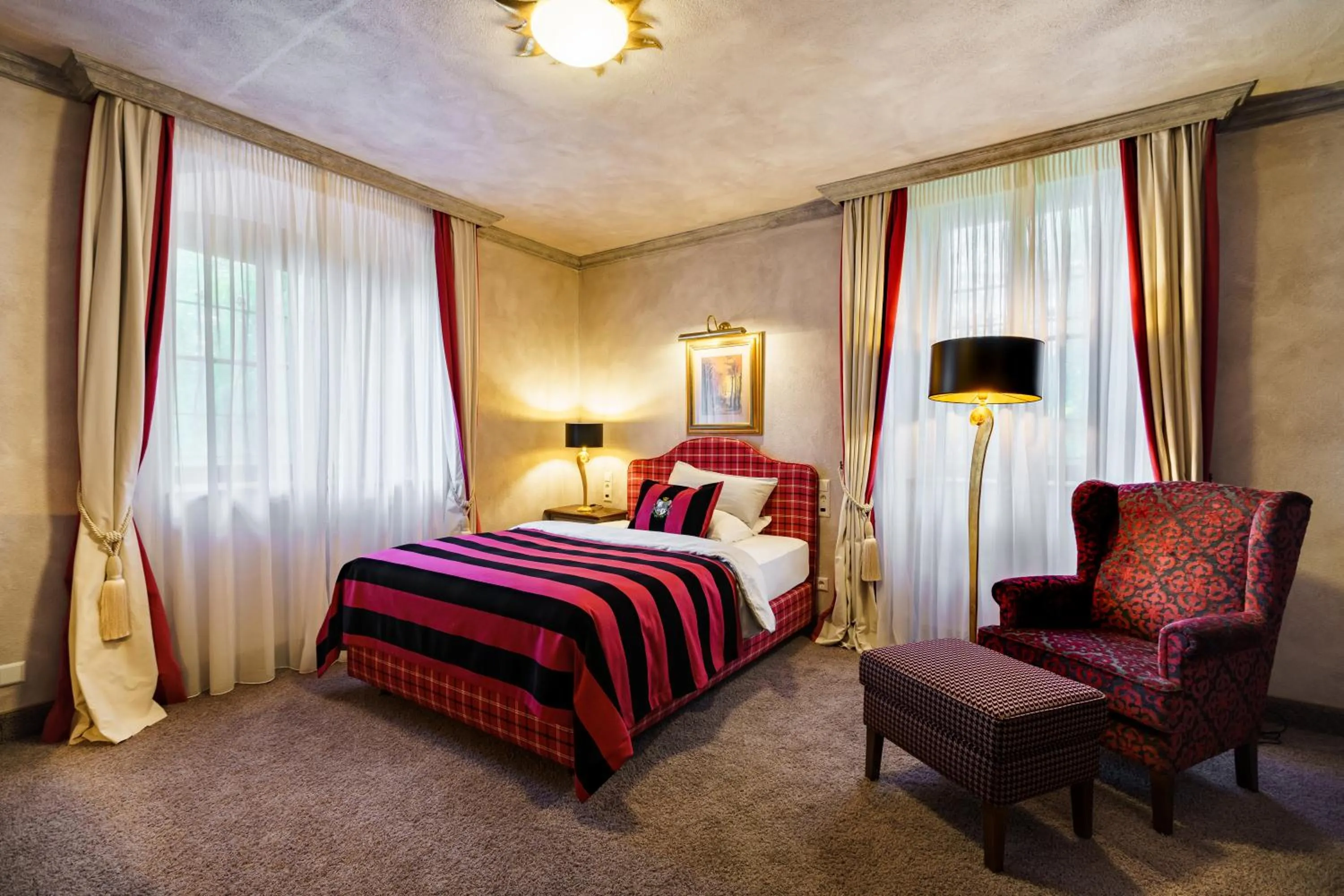 Photo of the whole room, Bed in Schlosshotel Weyberhöfe