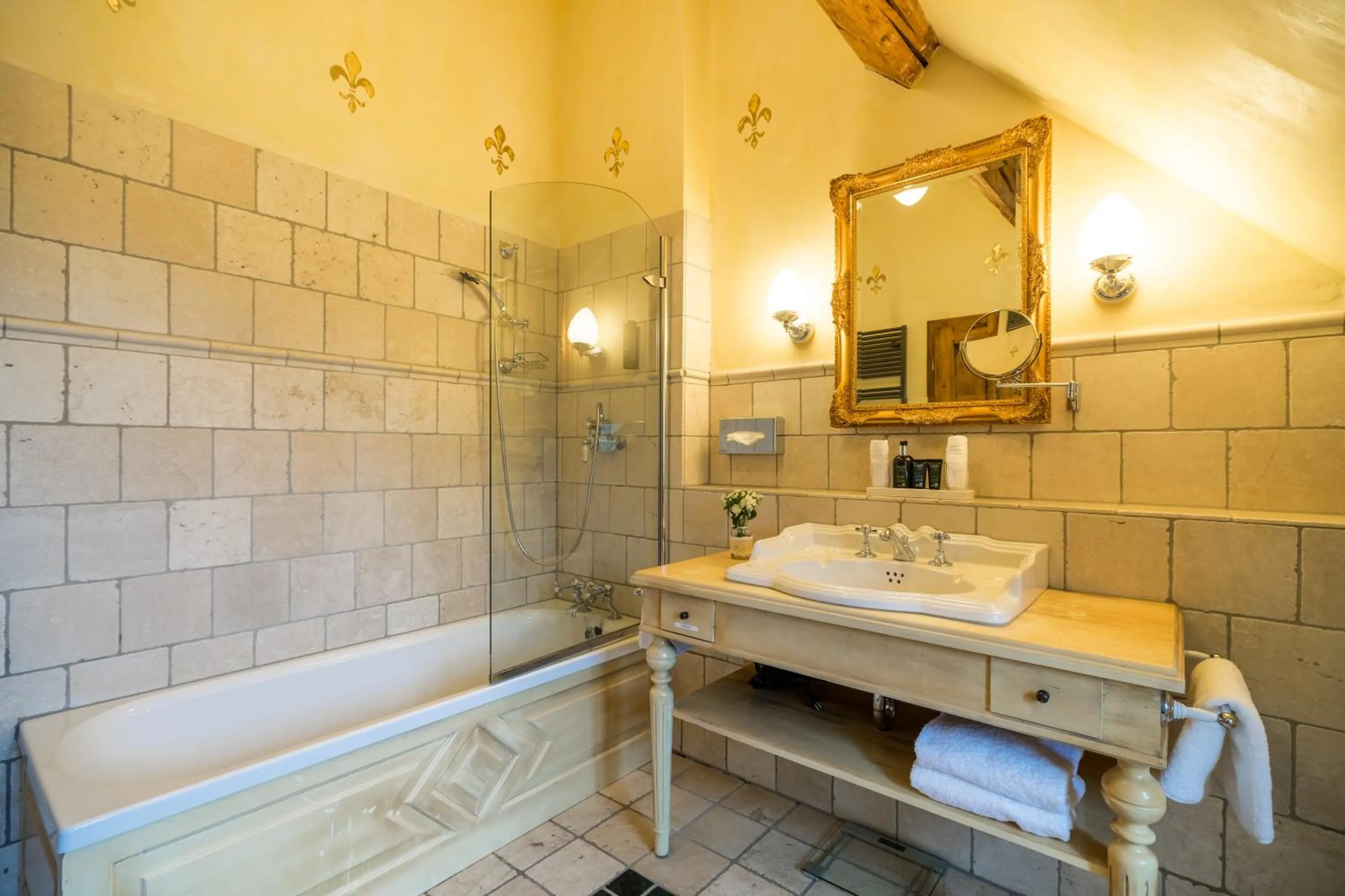 Shower in Schlosshotel Weyberhöfe