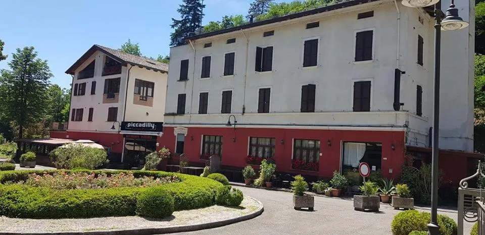 Property building in piccadilly