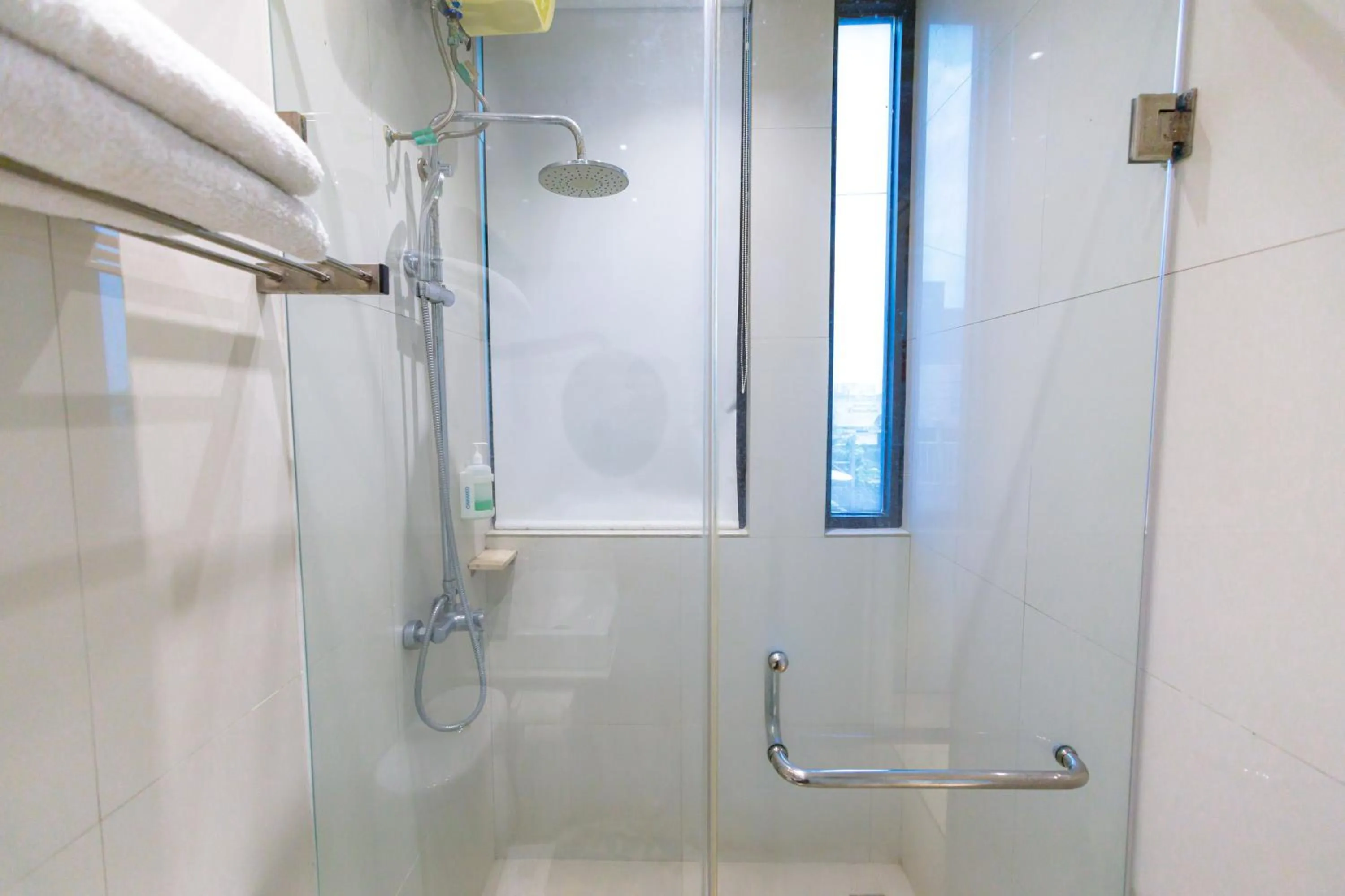 Bathroom in Sans Hotel Liv Ancol by RedDoorz