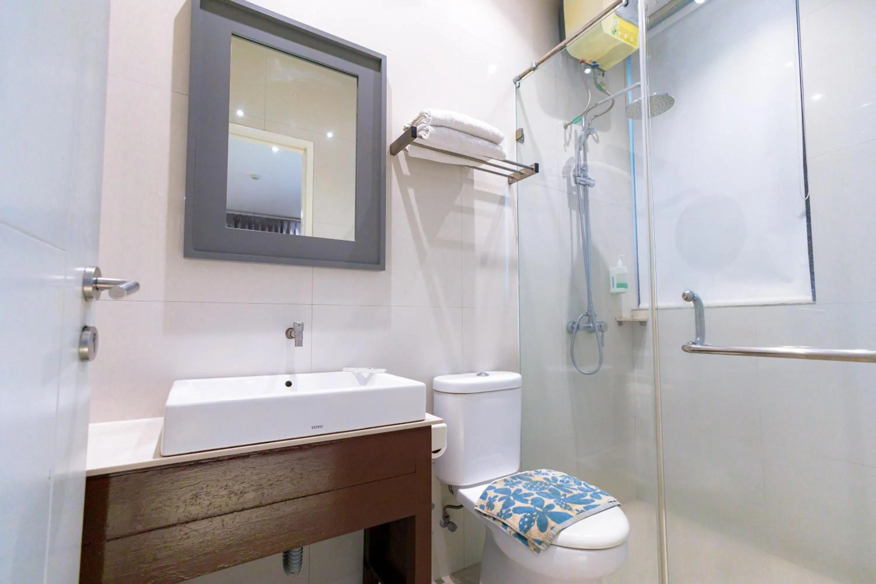 Bathroom in Sans Hotel Liv Ancol by RedDoorz