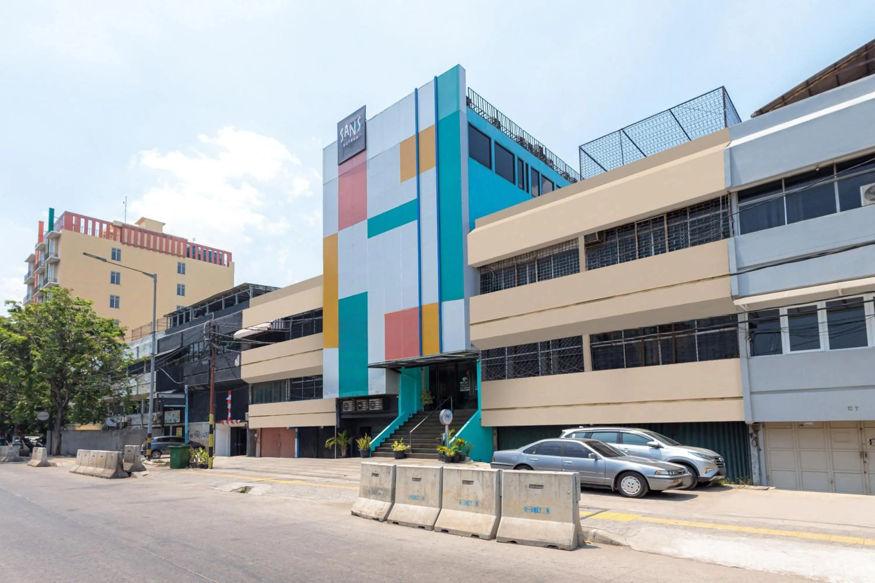 Facade/entrance in Sans Hotel Liv Ancol by RedDoorz