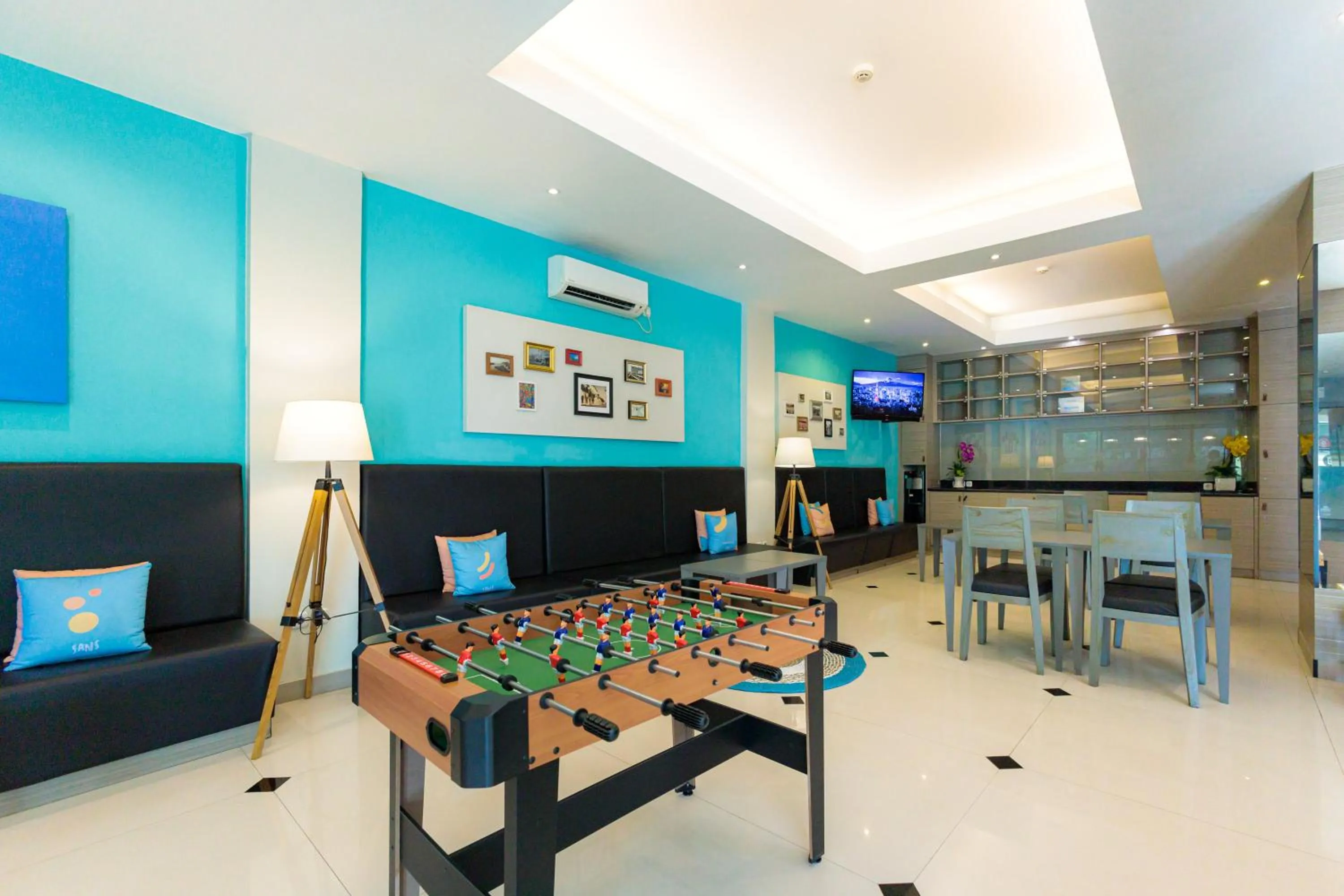 Seating area in Sans Hotel Liv Ancol by RedDoorz