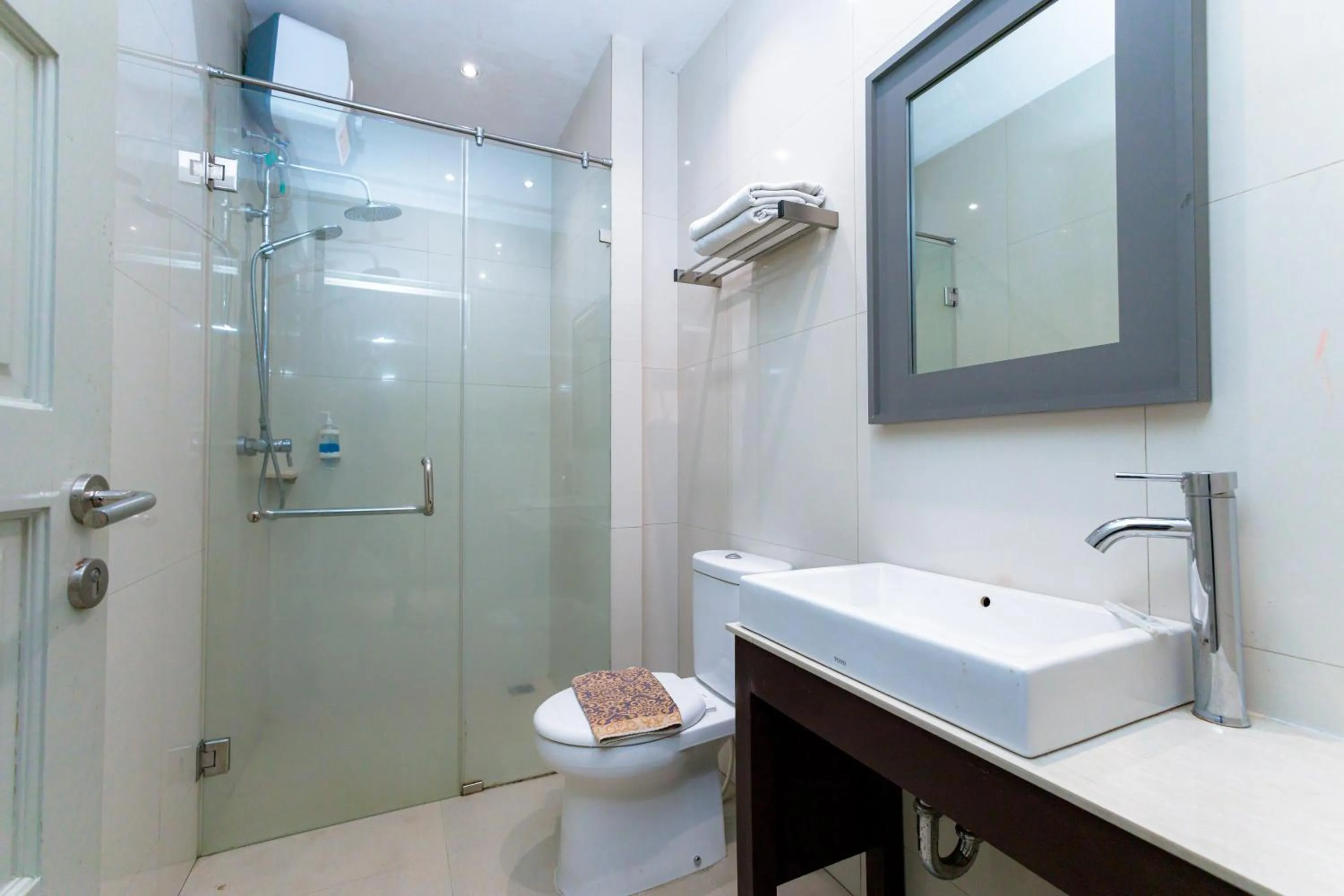 Bathroom in Sans Hotel Liv Ancol by RedDoorz