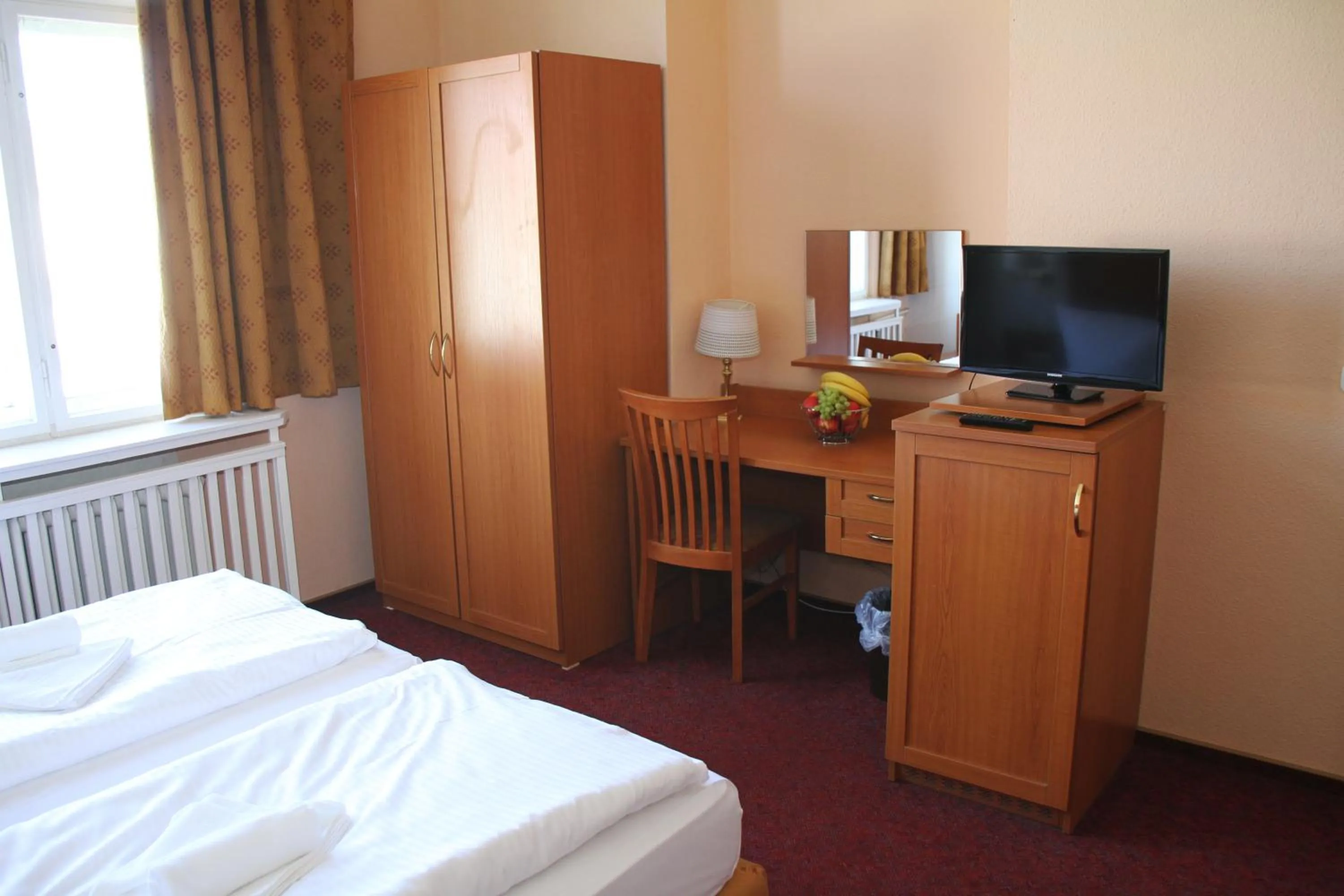 Photo of the whole room, Bed in Hotel Aster an der Messe