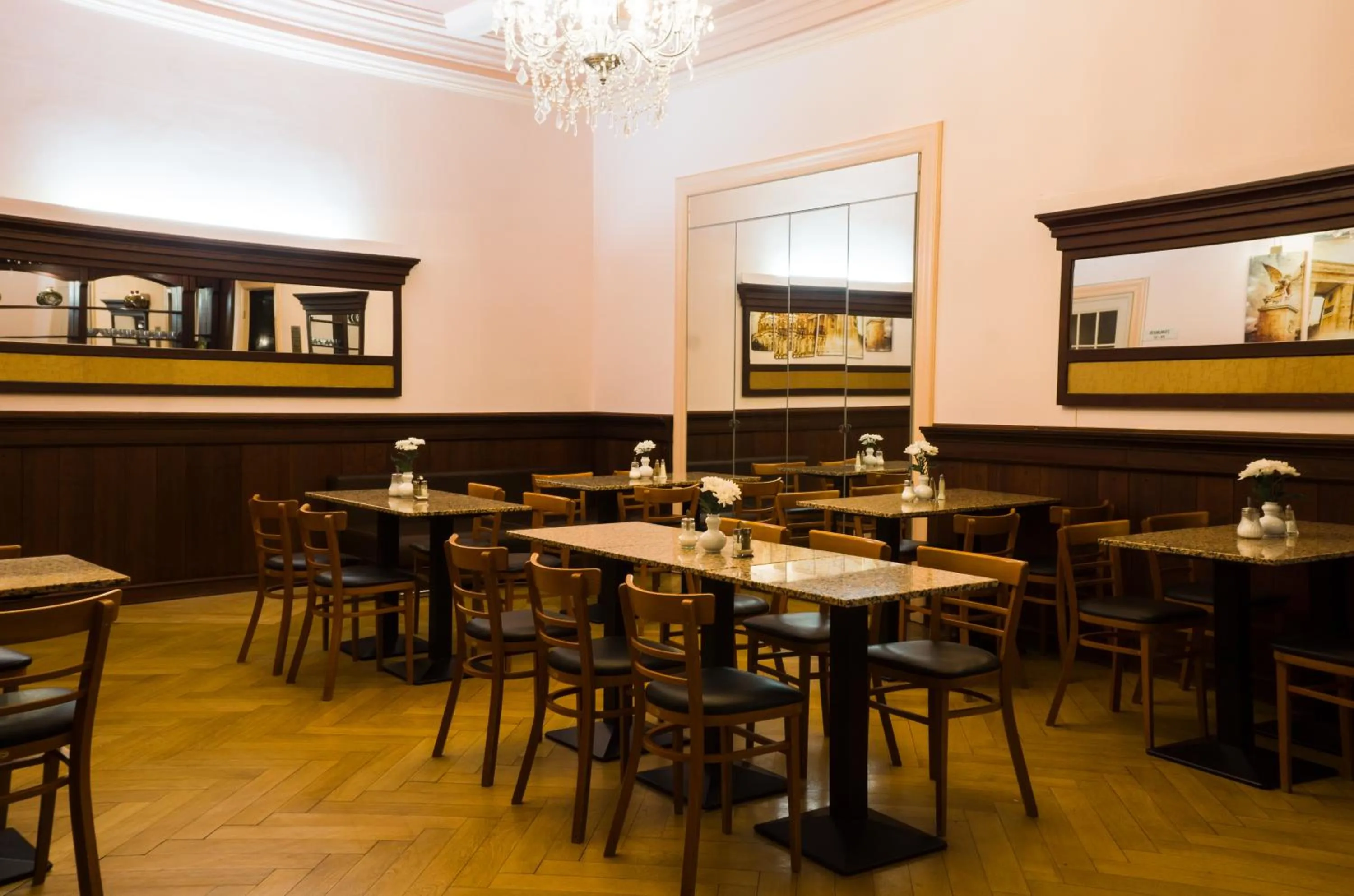 Restaurant/places to eat in Hotel Aster an der Messe