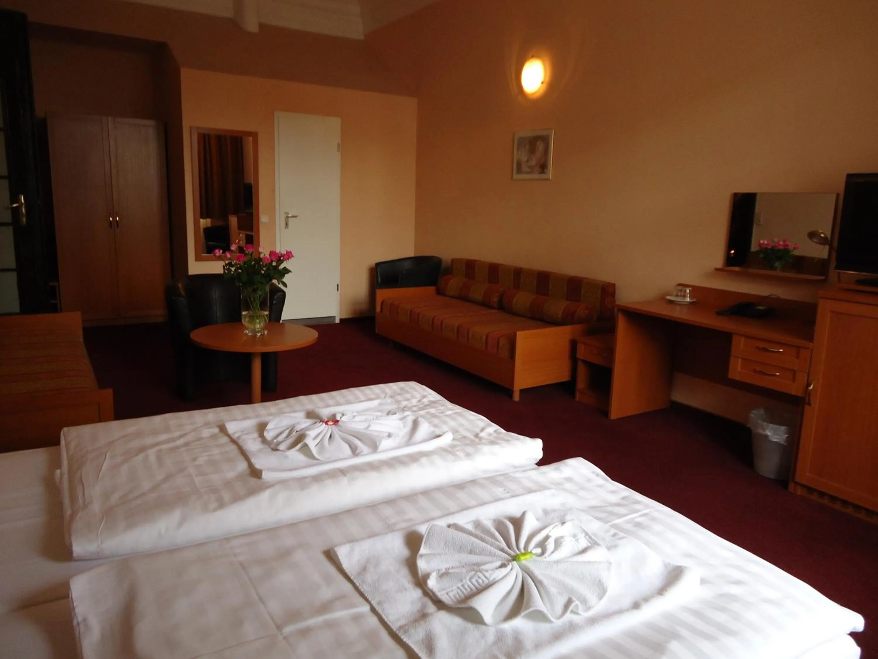Photo of the whole room, Bed in Hotel Aster an der Messe