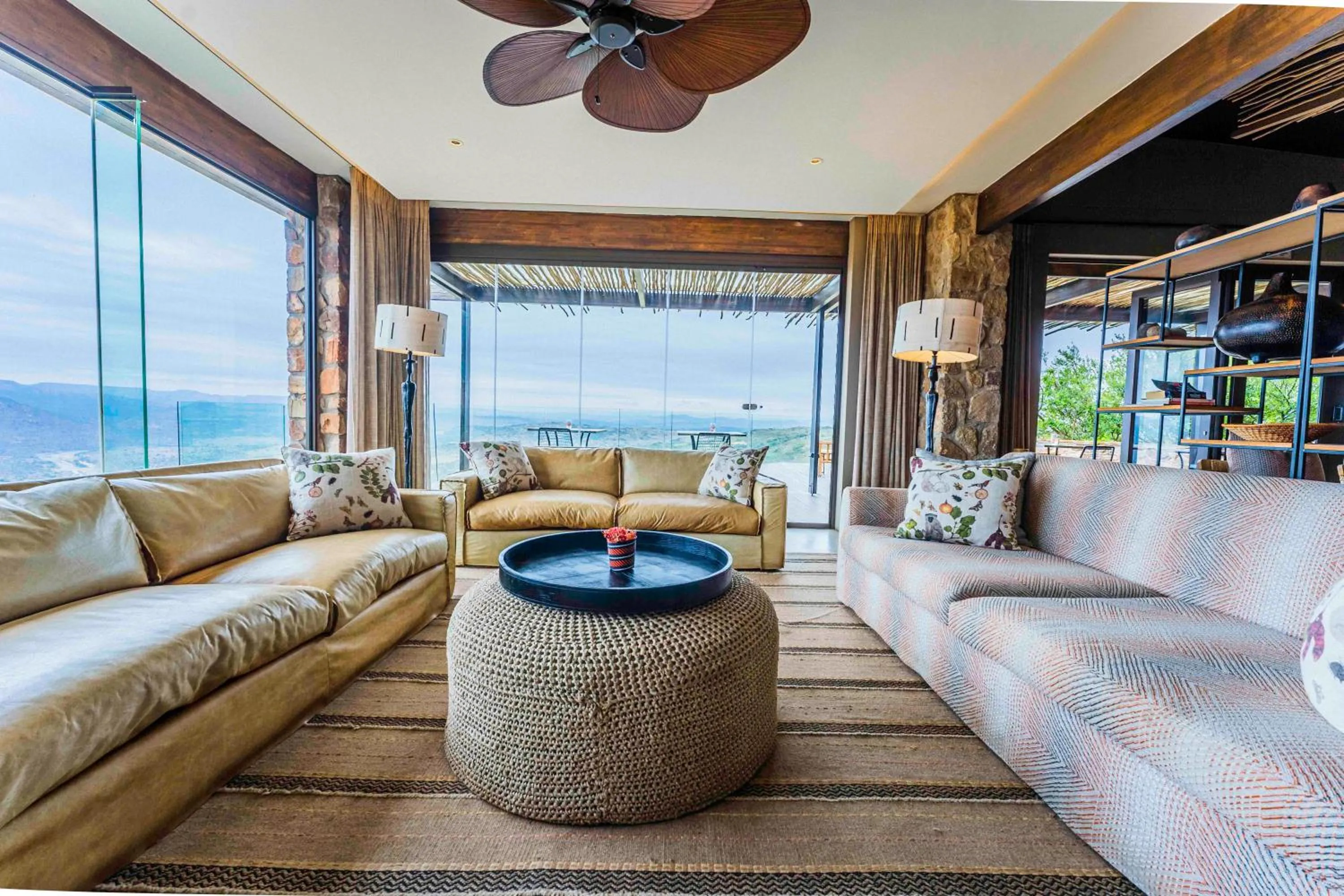 Lounge or bar in Zulu Rock Lodge - Babanango Game Reserve