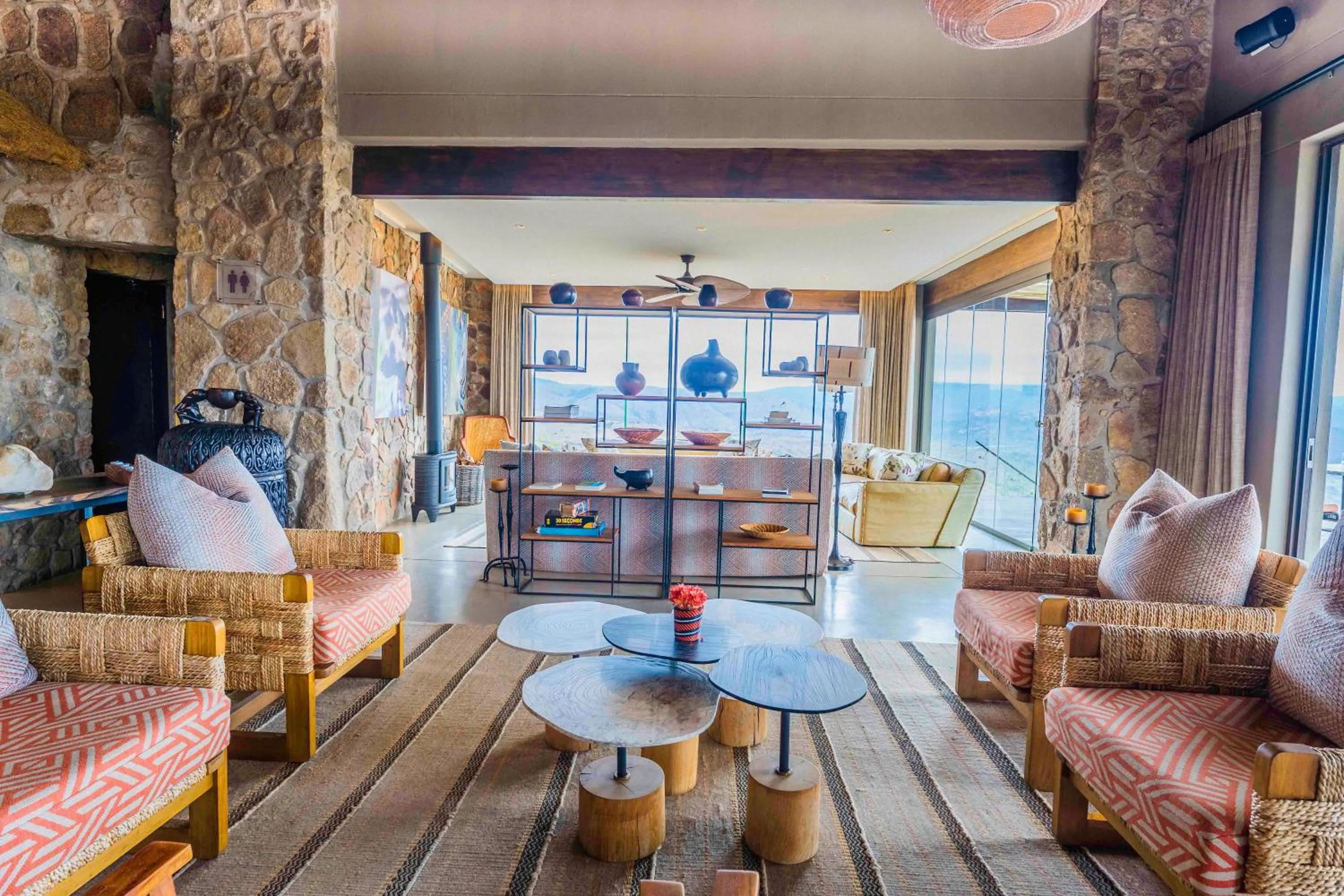 Lounge or bar in Zulu Rock Lodge - Babanango Game Reserve