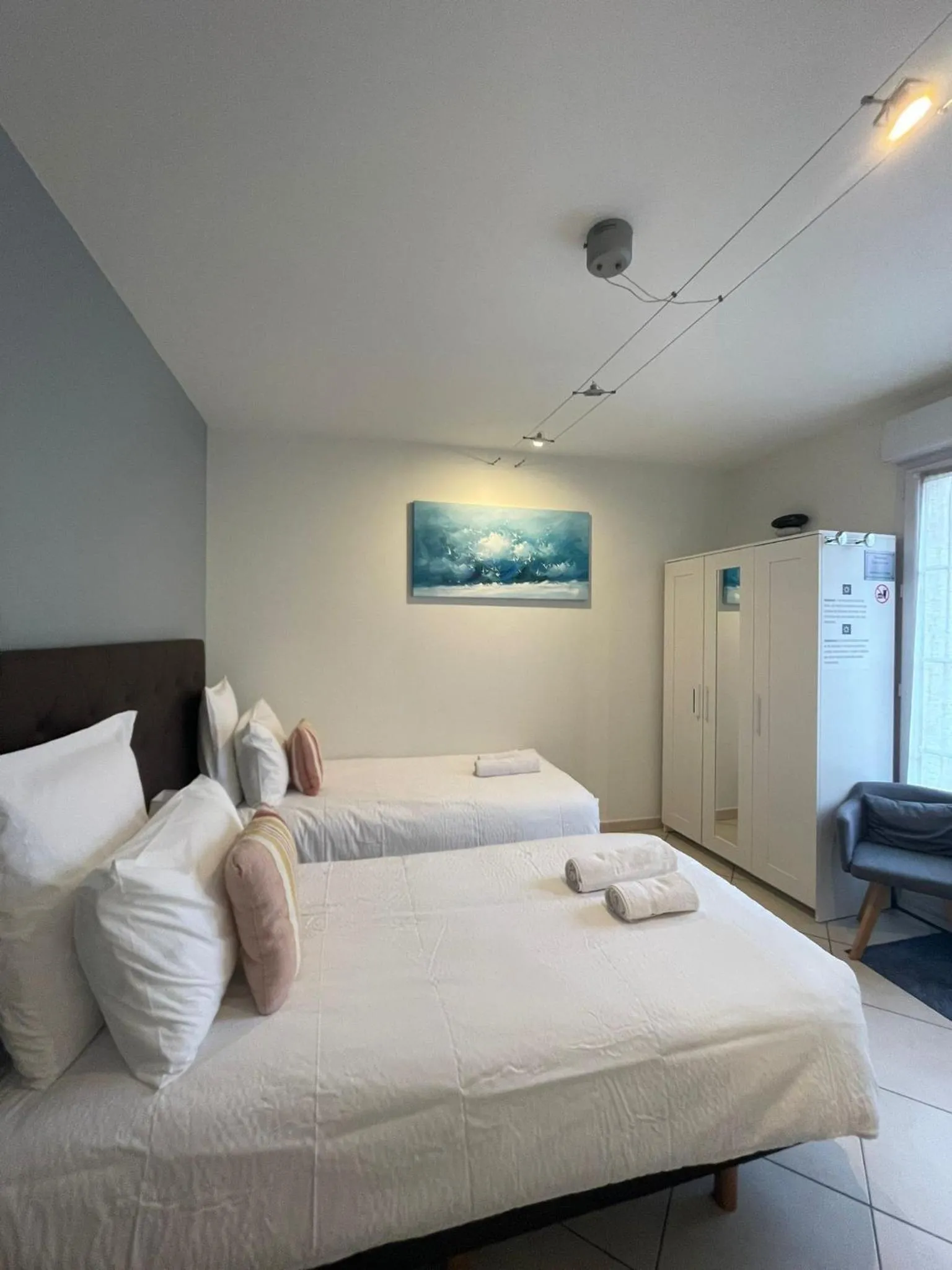 Chambre 2 Lits Simples - single occupancy in Hôtel et Chambres d'hôtes Les Mureaux - Les chambres de la Marina