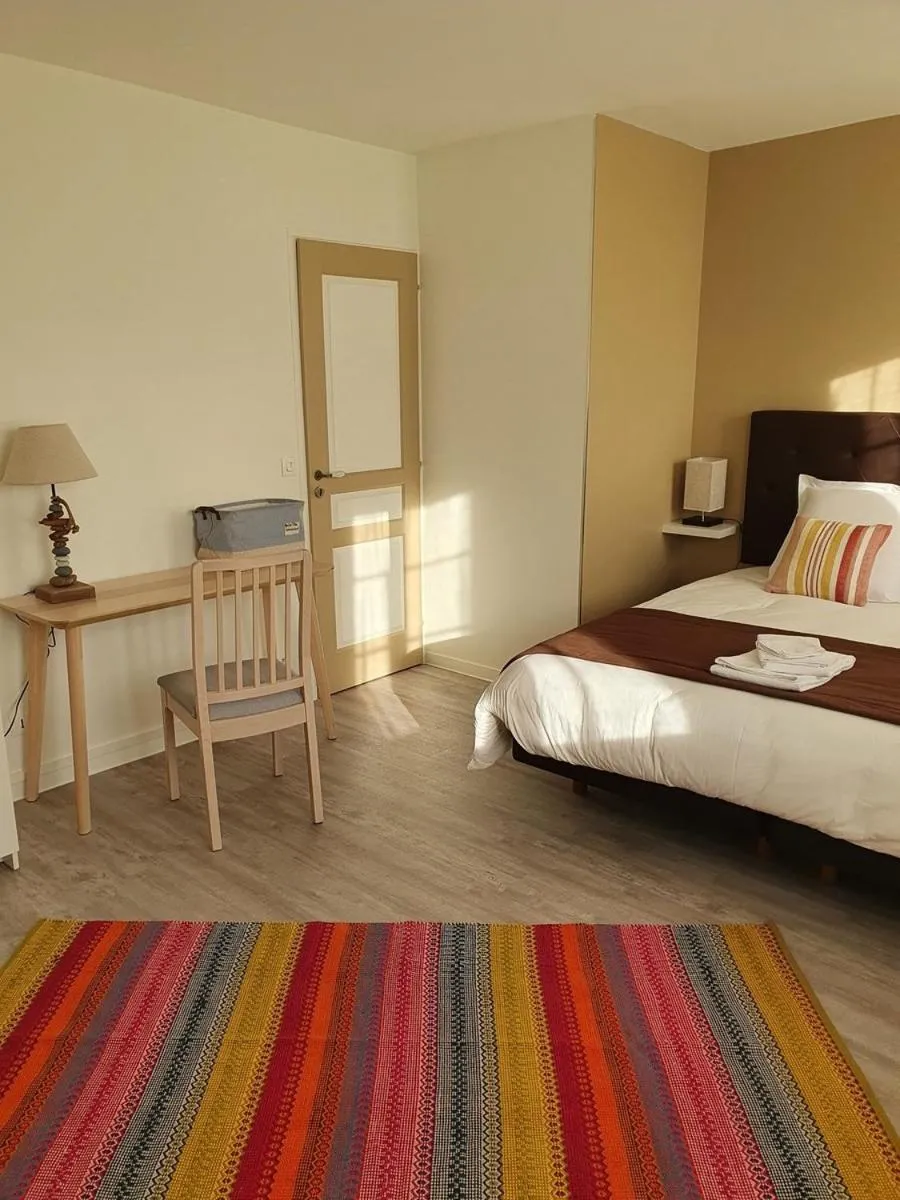 hair dresser, Bed in Hôtel et Chambres d'hôtes Les Mureaux - Les chambres de la Marina