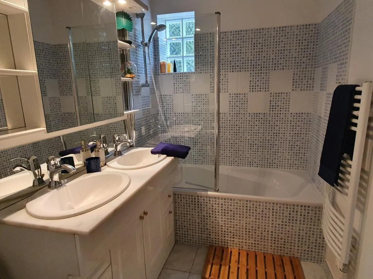 Bathroom in Hôtel et Chambres d'hôtes Les Mureaux - Les chambres de la Marina