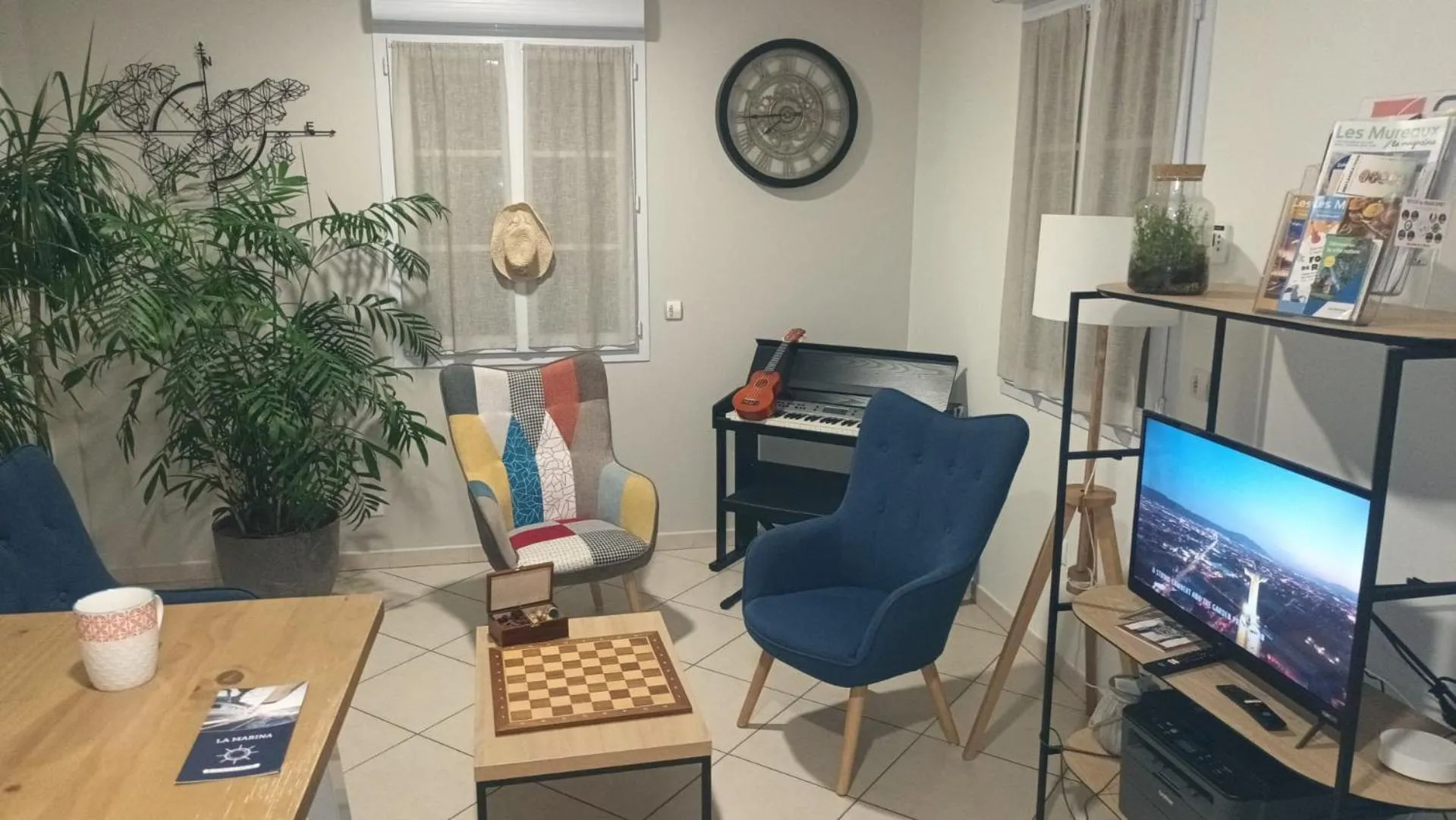 TV and multimedia in Hôtel et Chambres d'hôtes Les Mureaux - Les chambres de la Marina