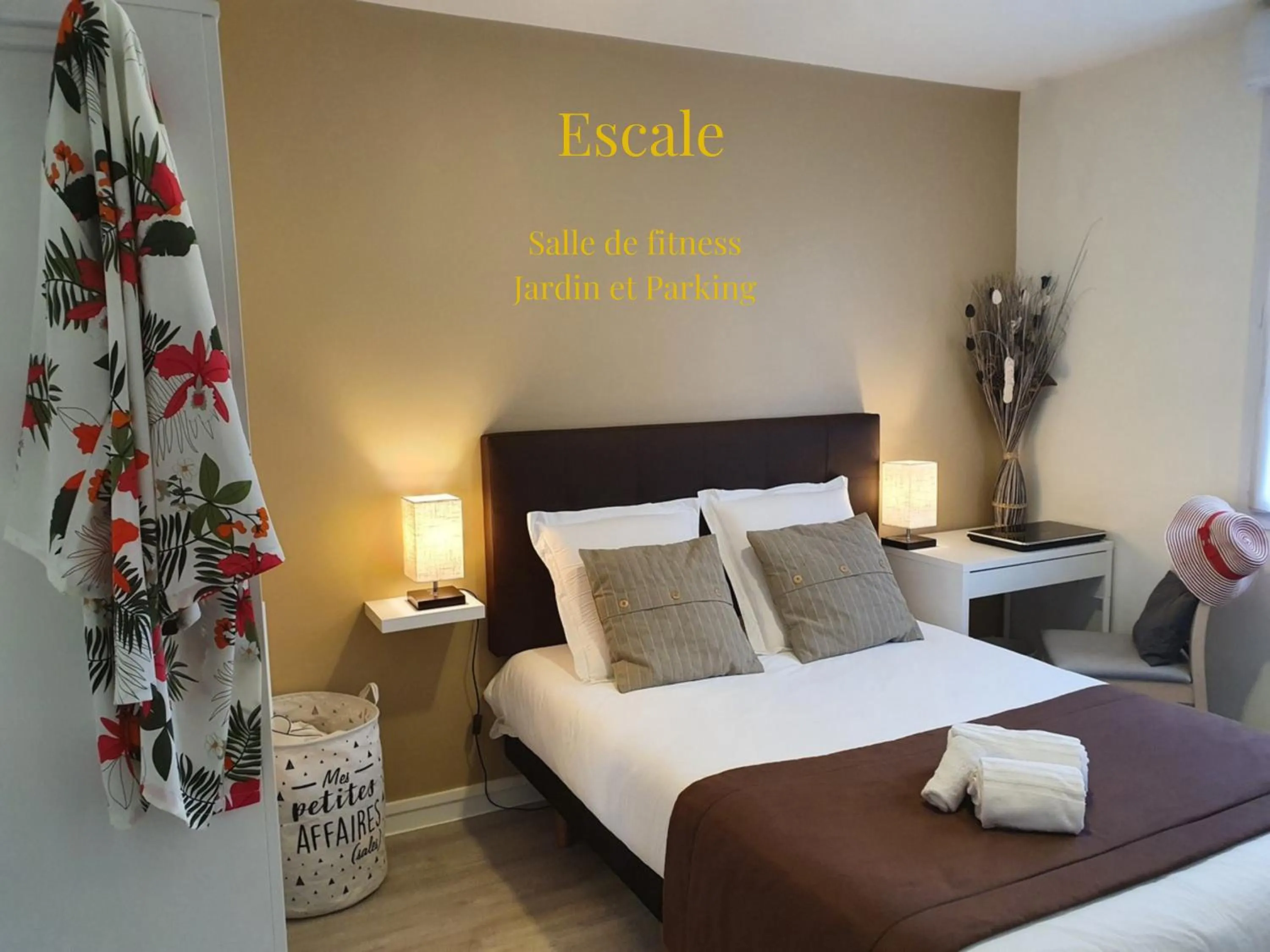 Bedroom, Bed in Hôtel et Chambres d'hôtes Les Mureaux - Les chambres de la Marina
