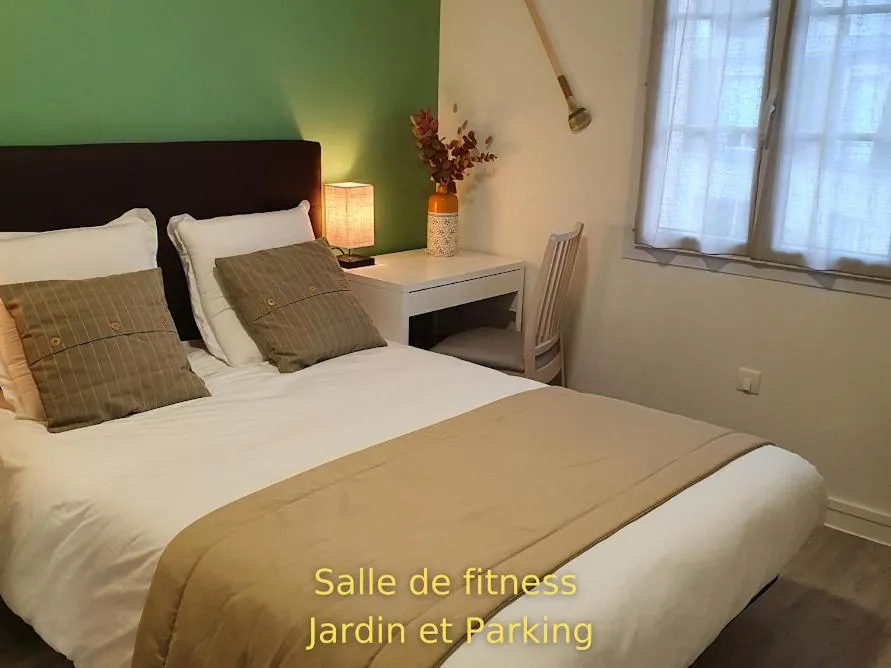 Bedroom, Bed in Hôtel et Chambres d'hôtes Les Mureaux - Les chambres de la Marina