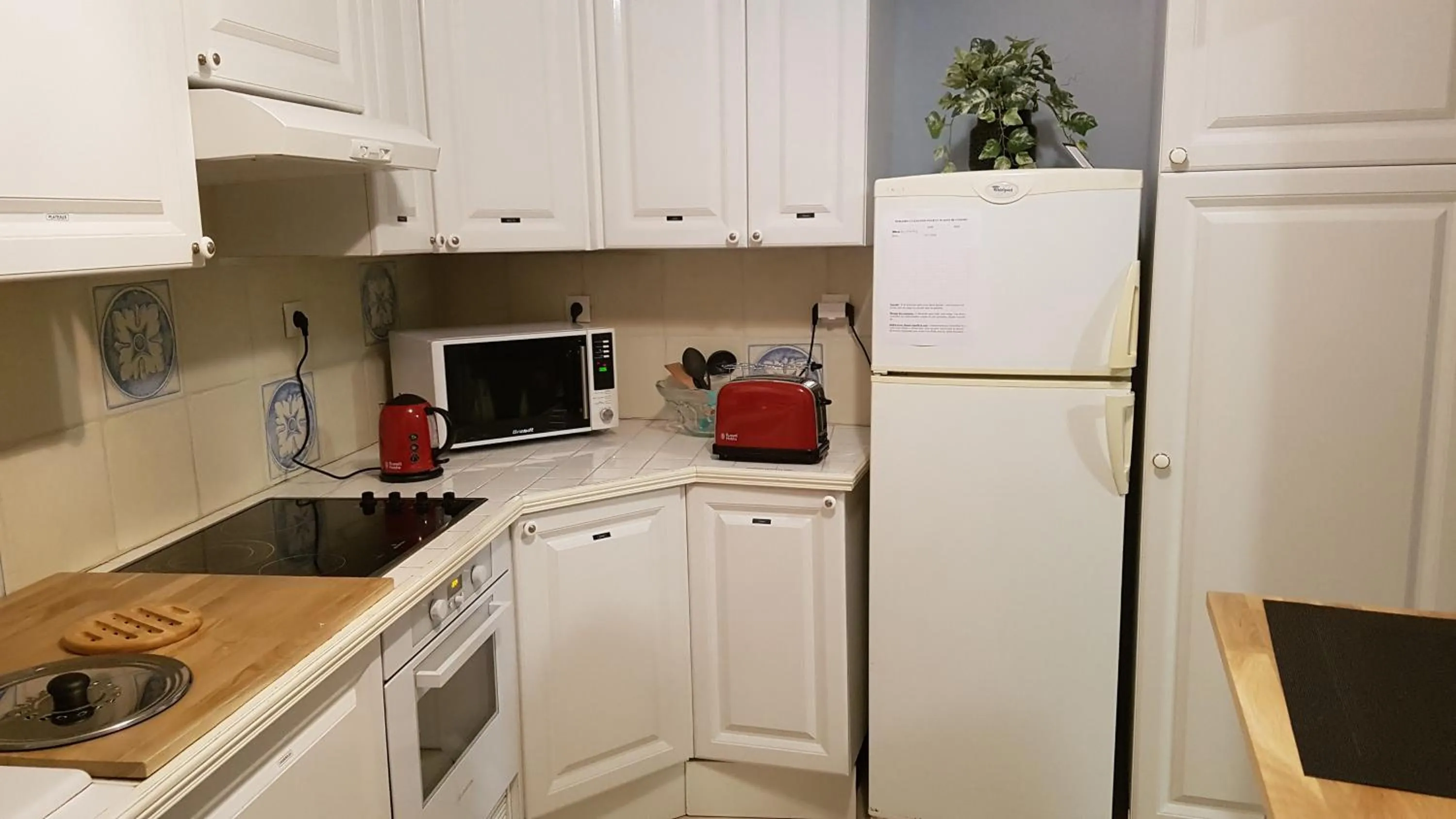 Kitchen or kitchenette in Hôtel et Chambres d'hôtes Les Mureaux - Les chambres de la Marina
