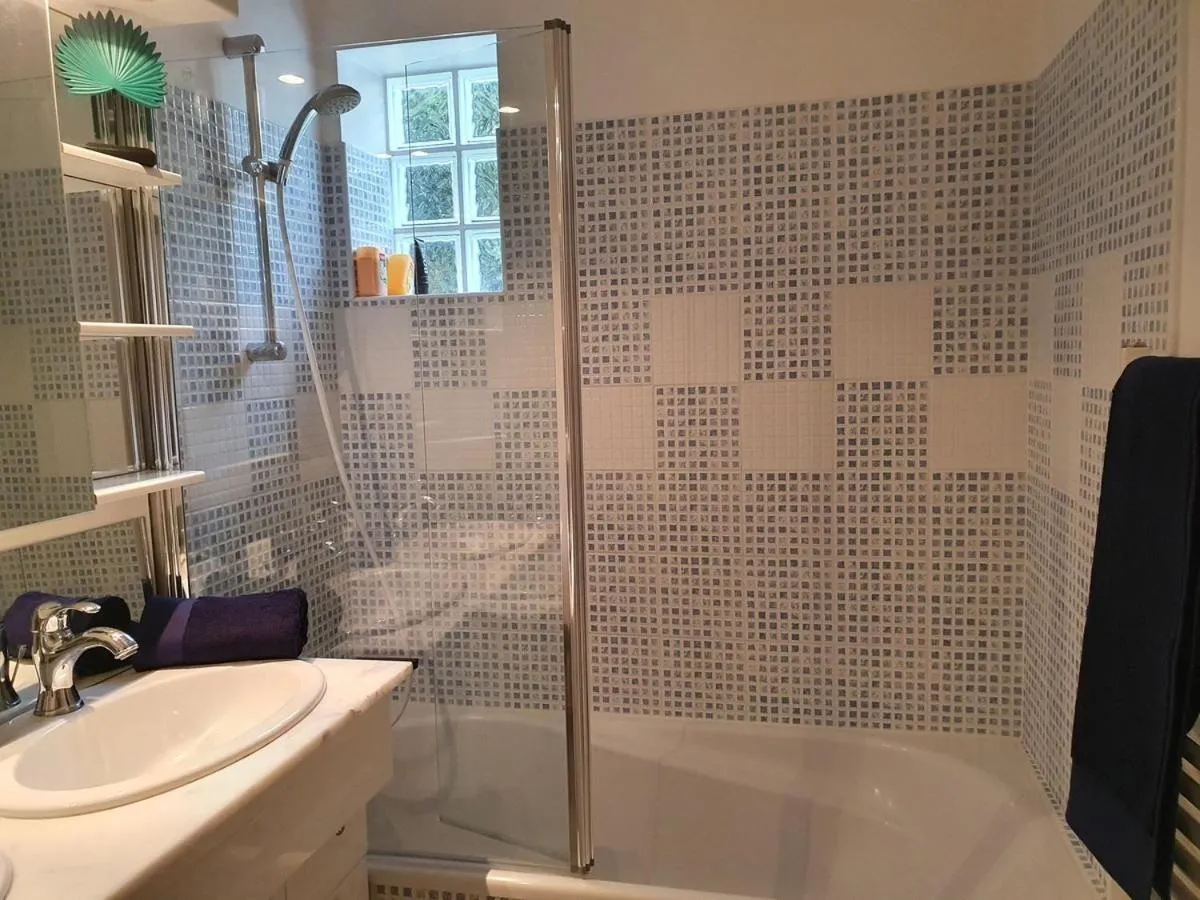 Bathroom in Hôtel et Chambres d'hôtes Les Mureaux - Les chambres de la Marina