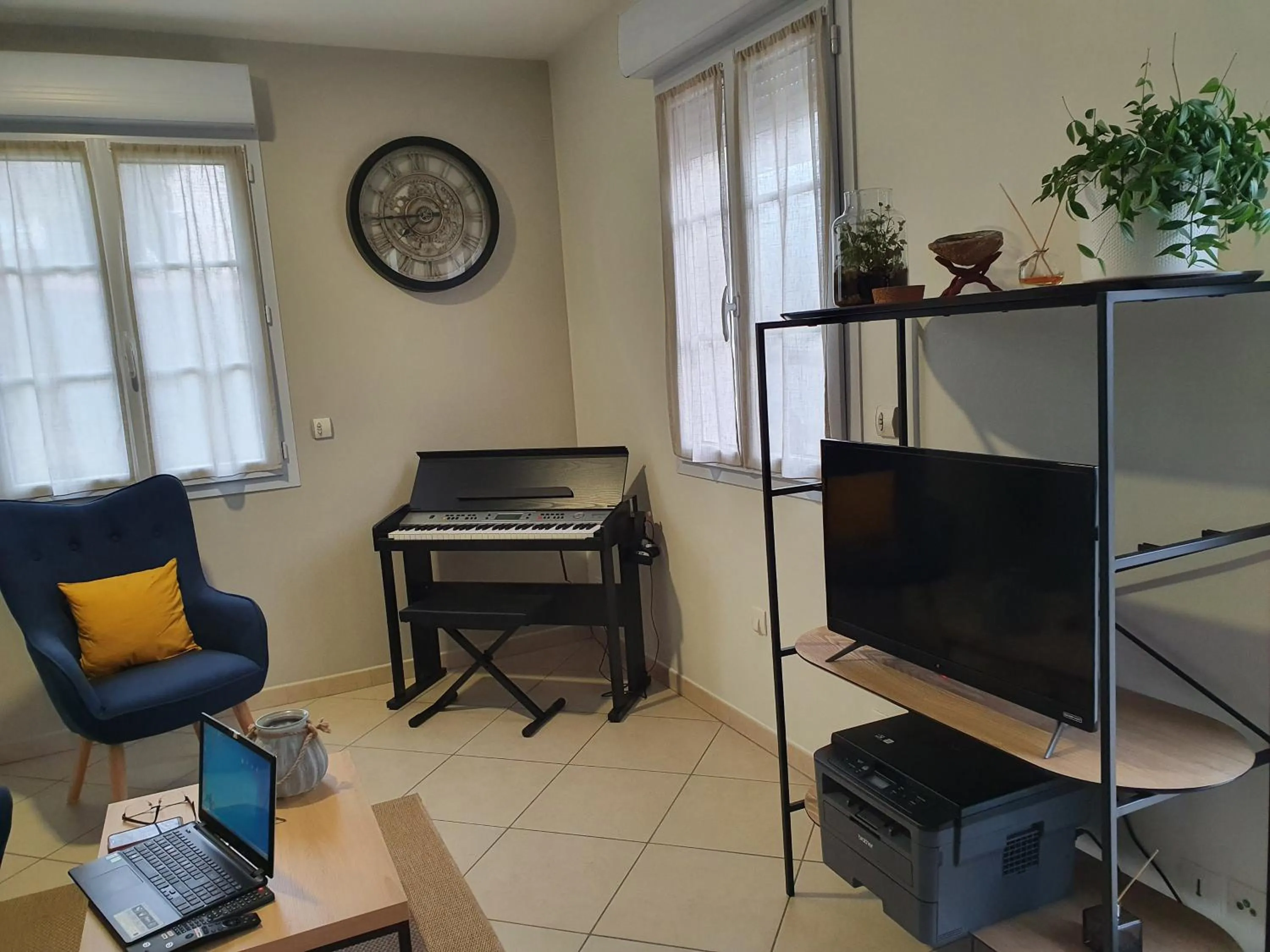 Communal lounge/ TV room in Hôtel et Chambres d'hôtes Les Mureaux - Les chambres de la Marina