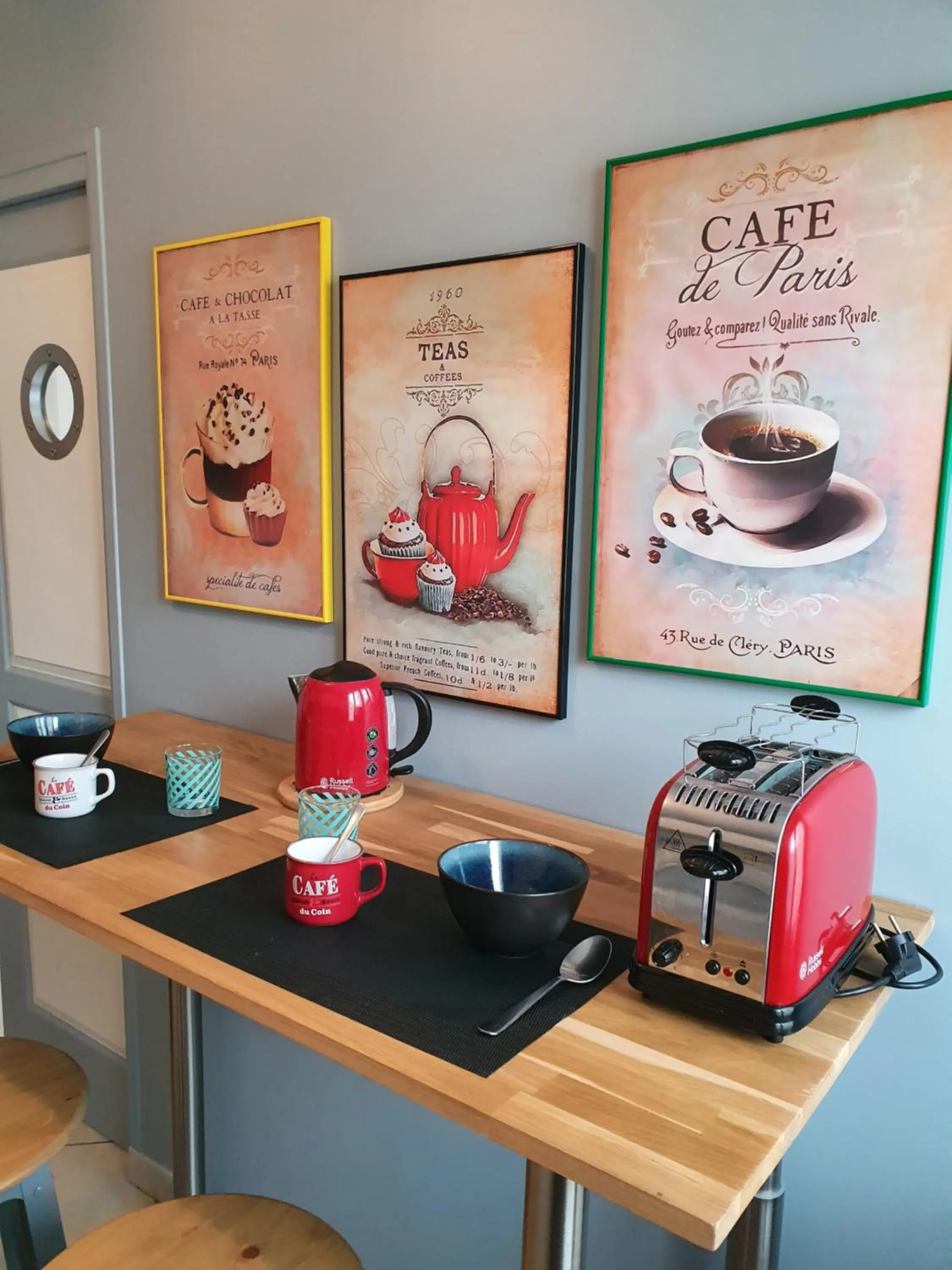 Coffee/tea facilities in Hôtel et Chambres d'hôtes Les Mureaux - Les chambres de la Marina