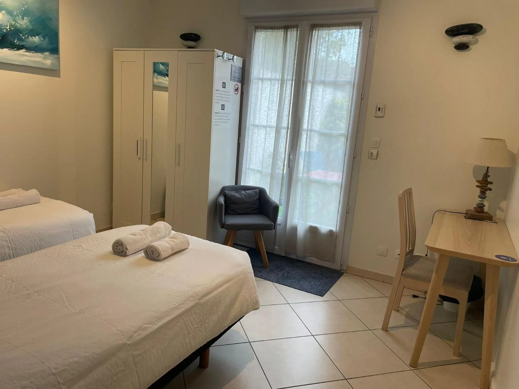 Bed in Hôtel et Chambres d'hôtes Les Mureaux - Les chambres de la Marina