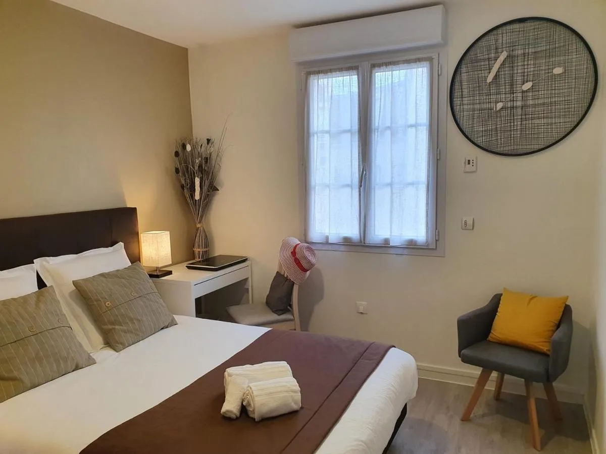 Bedroom, Bed in Hôtel et Chambres d'hôtes Les Mureaux - Les chambres de la Marina