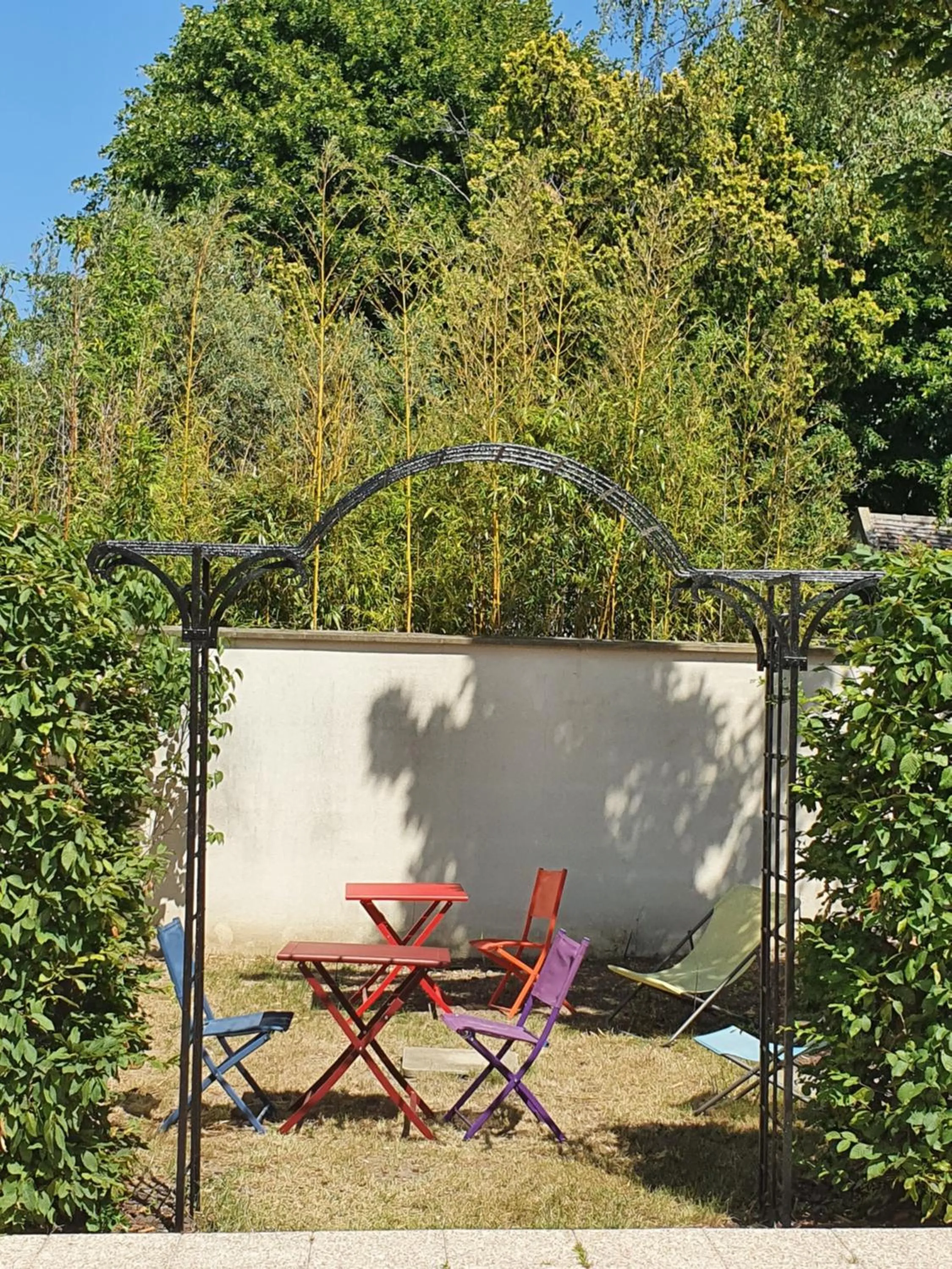 Garden in Hôtel et Chambres d'hôtes Les Mureaux - Les chambres de la Marina
