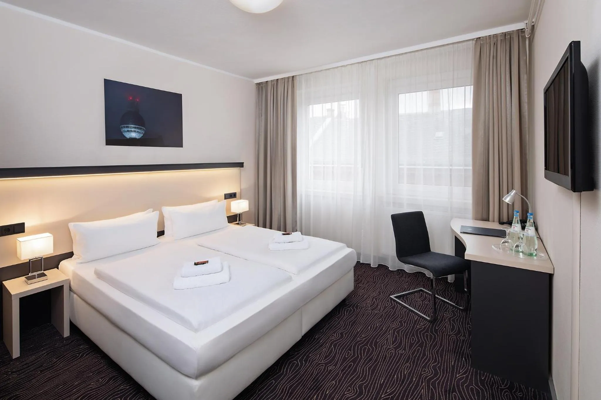 Photo of the whole room, Bed in Dietrich-Bonhoeffer-Hotel Berlin Mitte