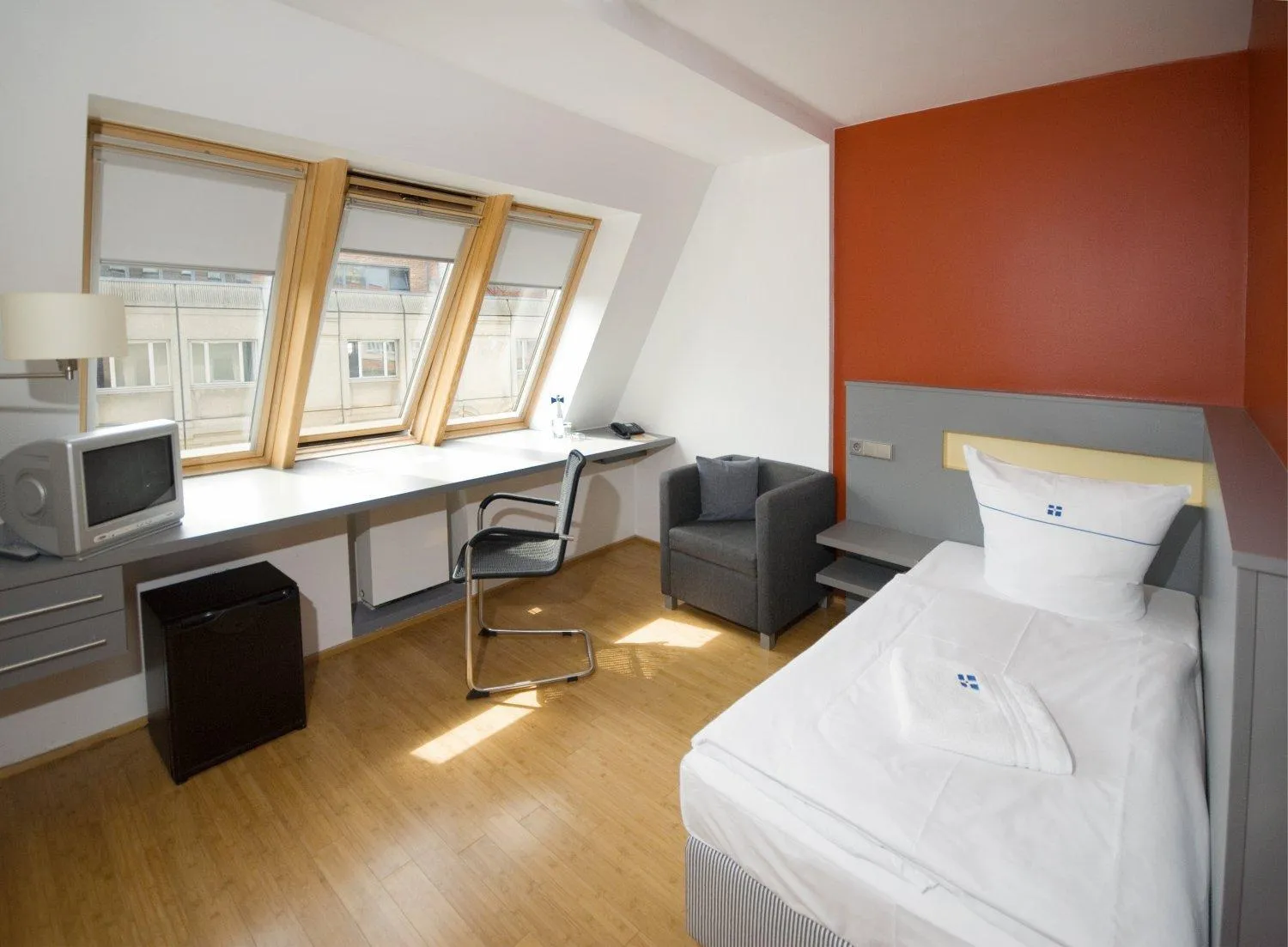 Photo of the whole room, Bed in Dietrich-Bonhoeffer-Hotel Berlin Mitte