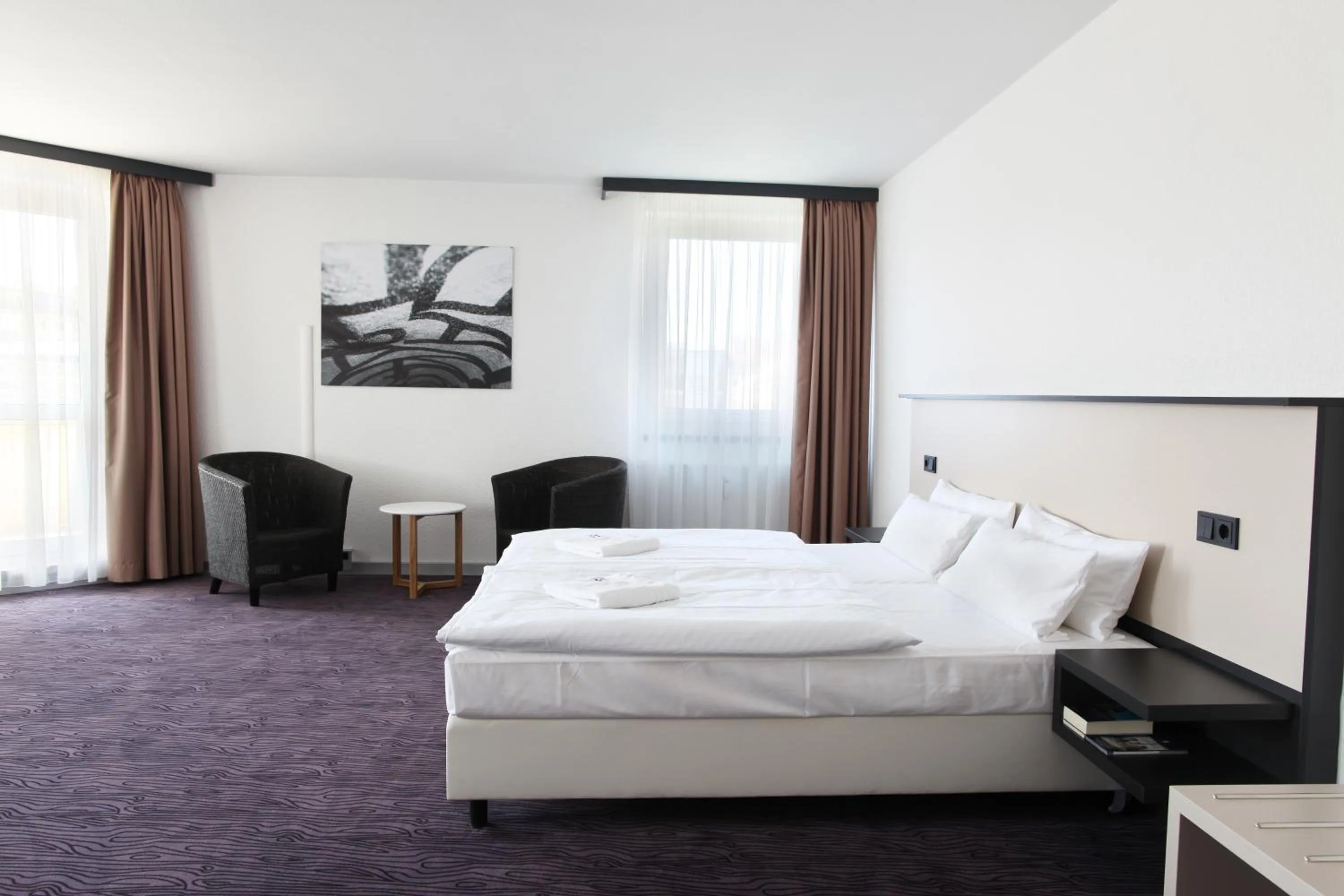 Photo of the whole room, Bed in Dietrich-Bonhoeffer-Hotel Berlin Mitte
