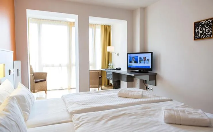 Photo of the whole room, Bed in Dietrich-Bonhoeffer-Hotel Berlin Mitte