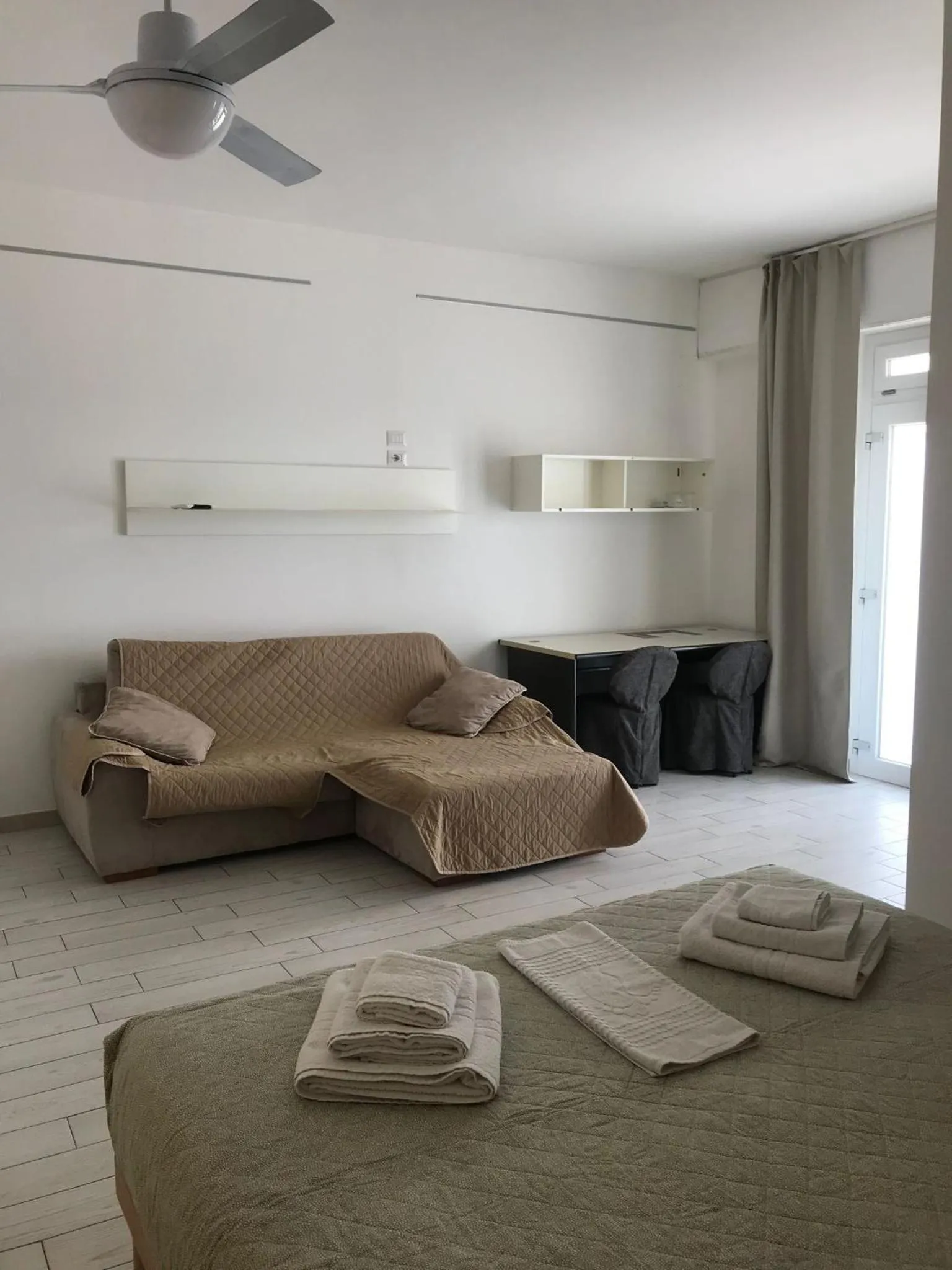 Photo of the whole room in fronteMare Faleria