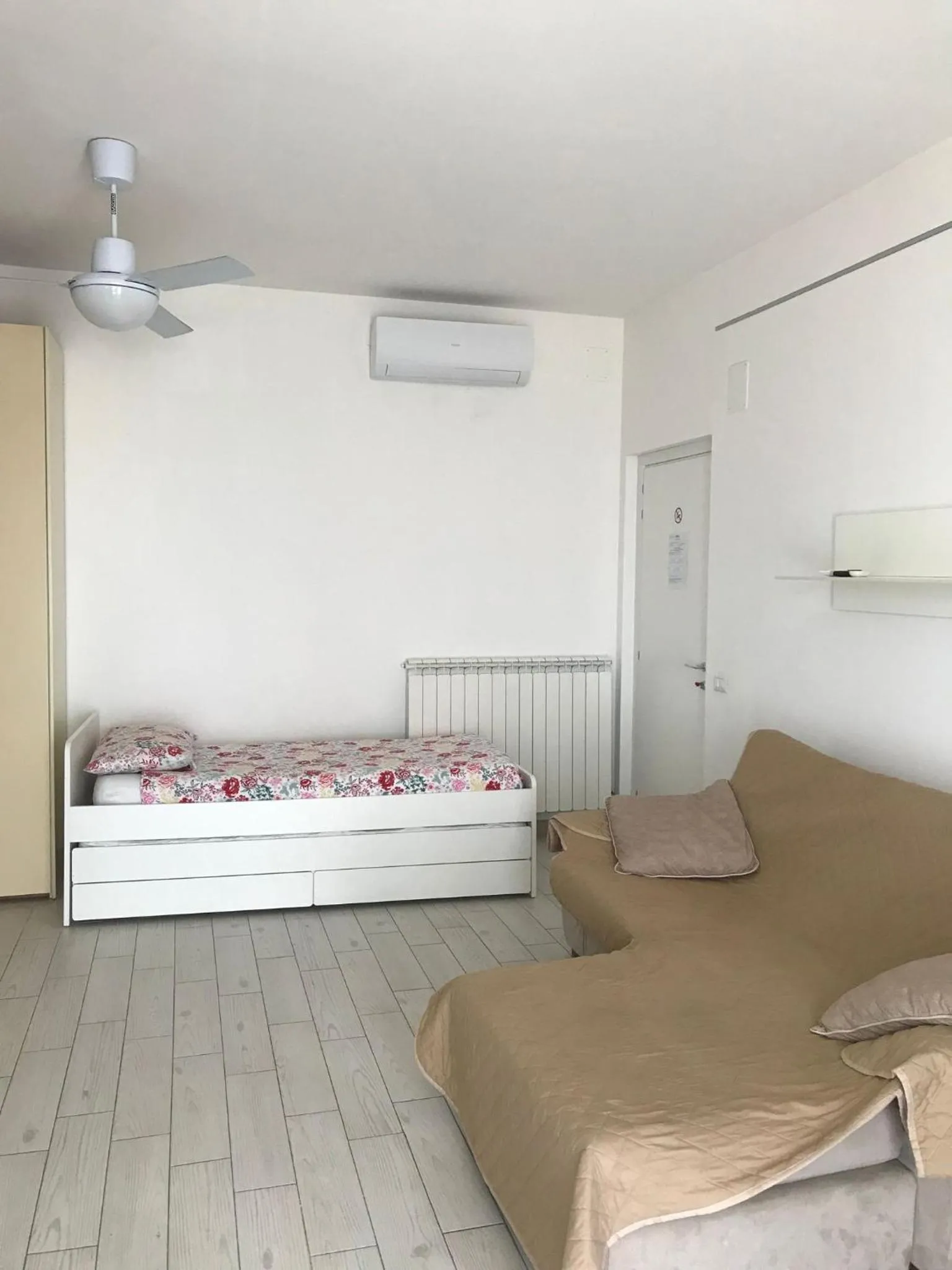 Photo of the whole room in fronteMare Faleria