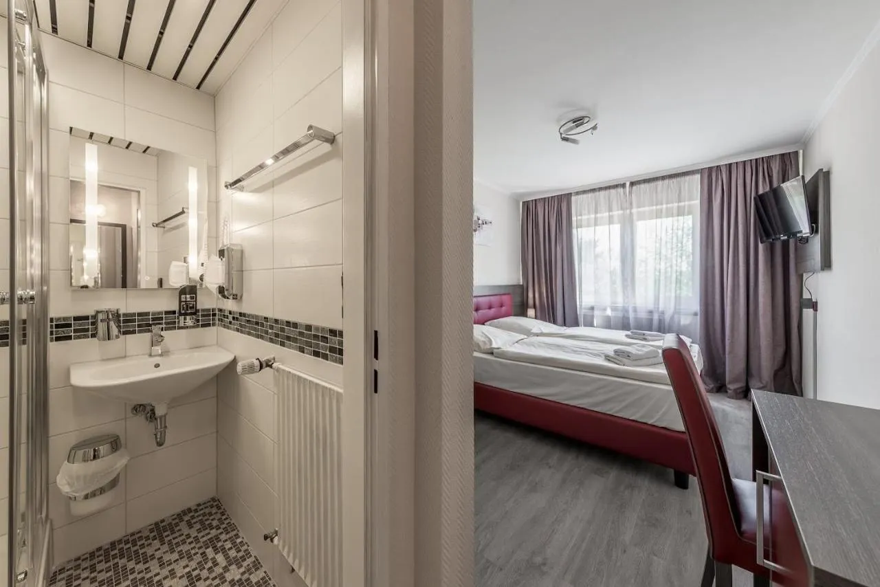 Photo of the whole room, Bed in Hotel Klein Frankfurt