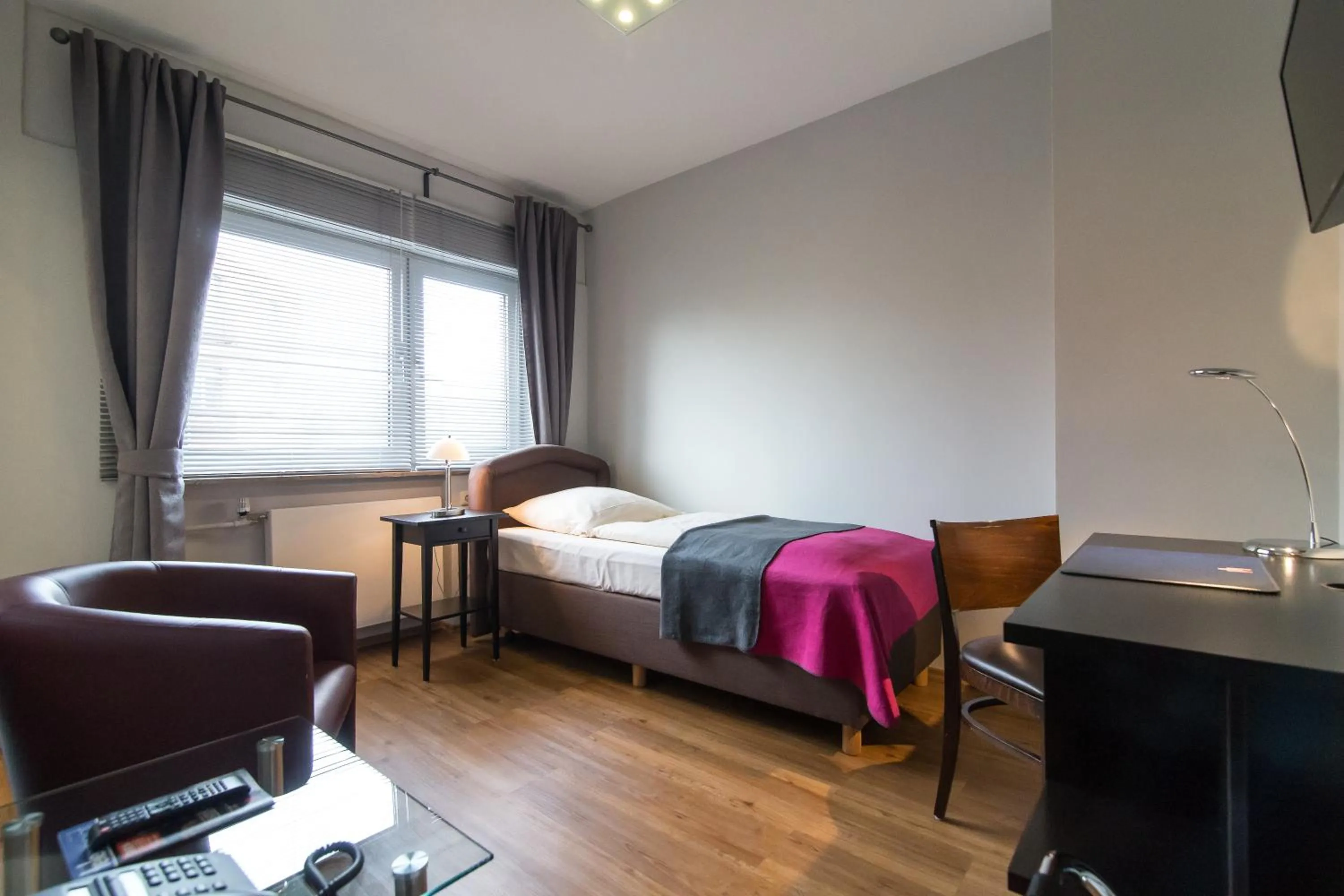 Photo of the whole room, Bed in Hotel Klein Frankfurt