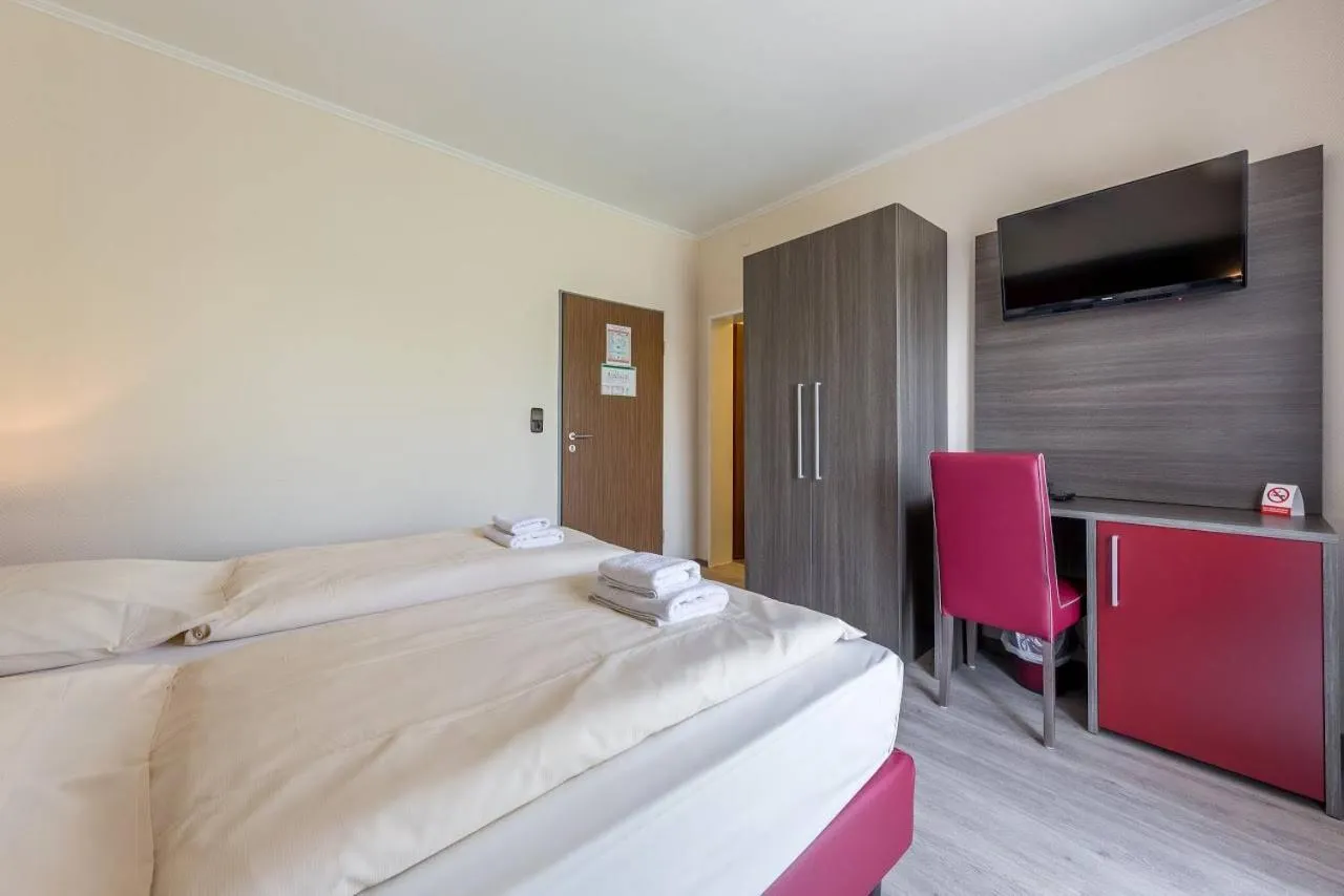 Photo of the whole room, Bed in Hotel Klein Frankfurt