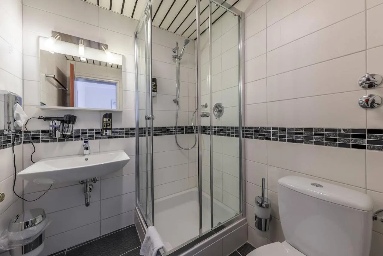 Photo of the whole room in Hotel Klein Frankfurt