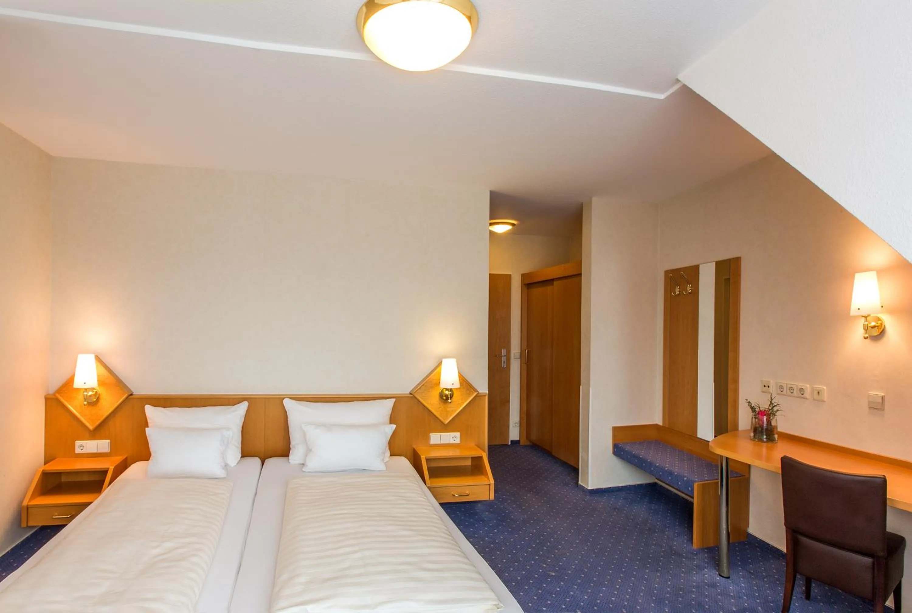 Photo of the whole room, Bed in Hotel Hellers Twenty Four II -24h-Check-In-