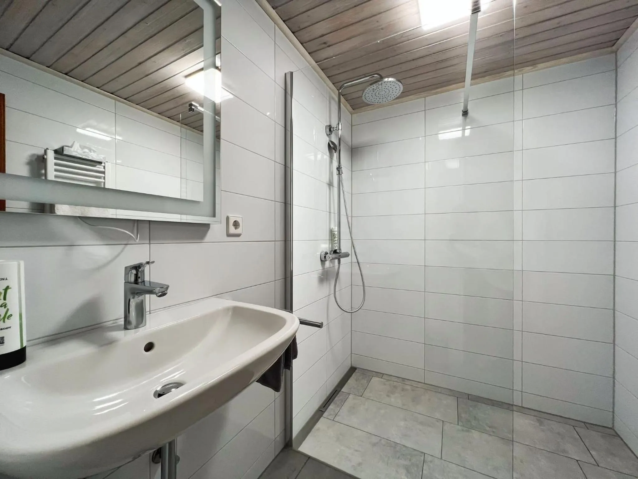 Shower in Hotel Hellers Twenty Four II -24h-Check-In-