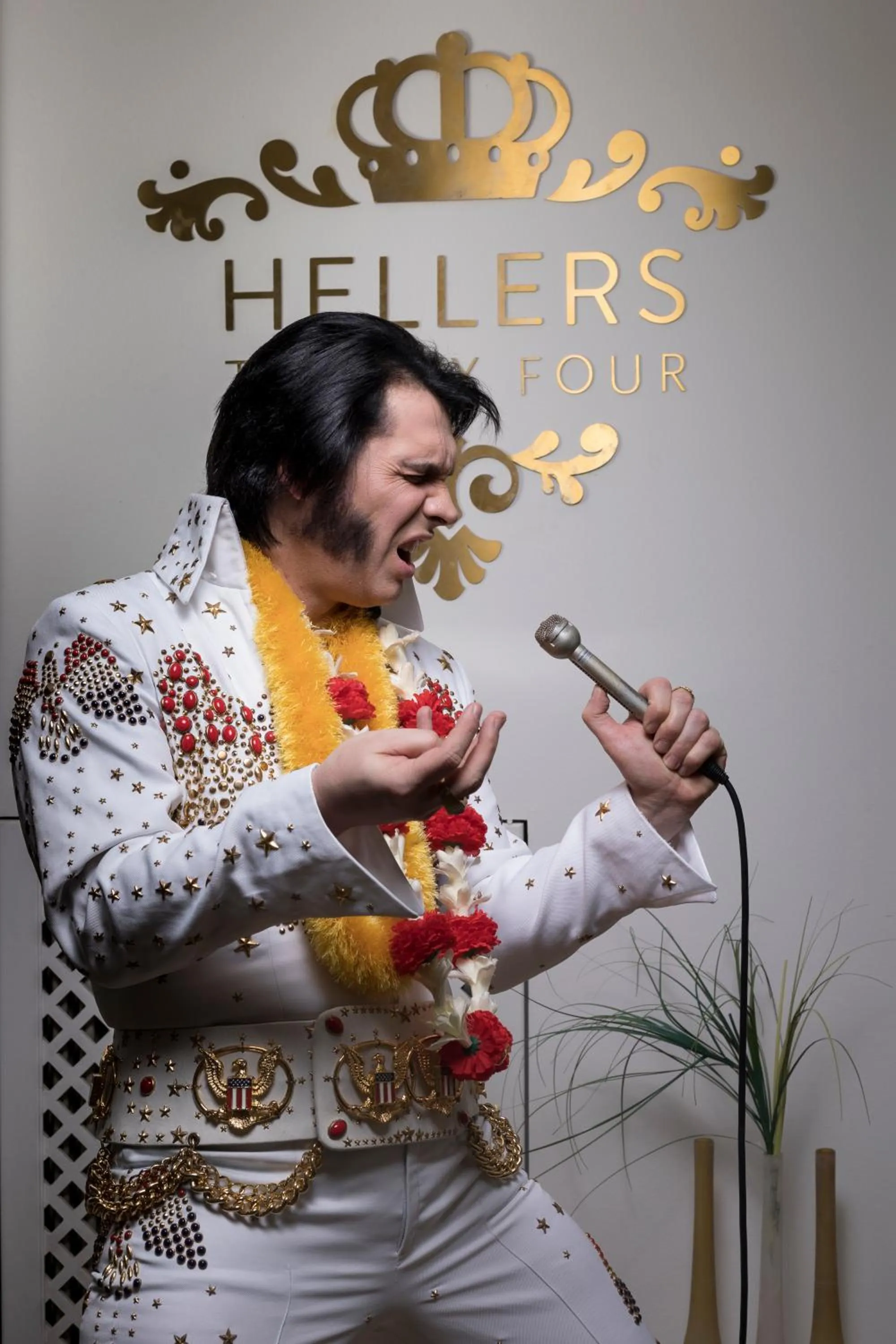 People in Hotel Hellers Twenty Four II -24h-Check-In-