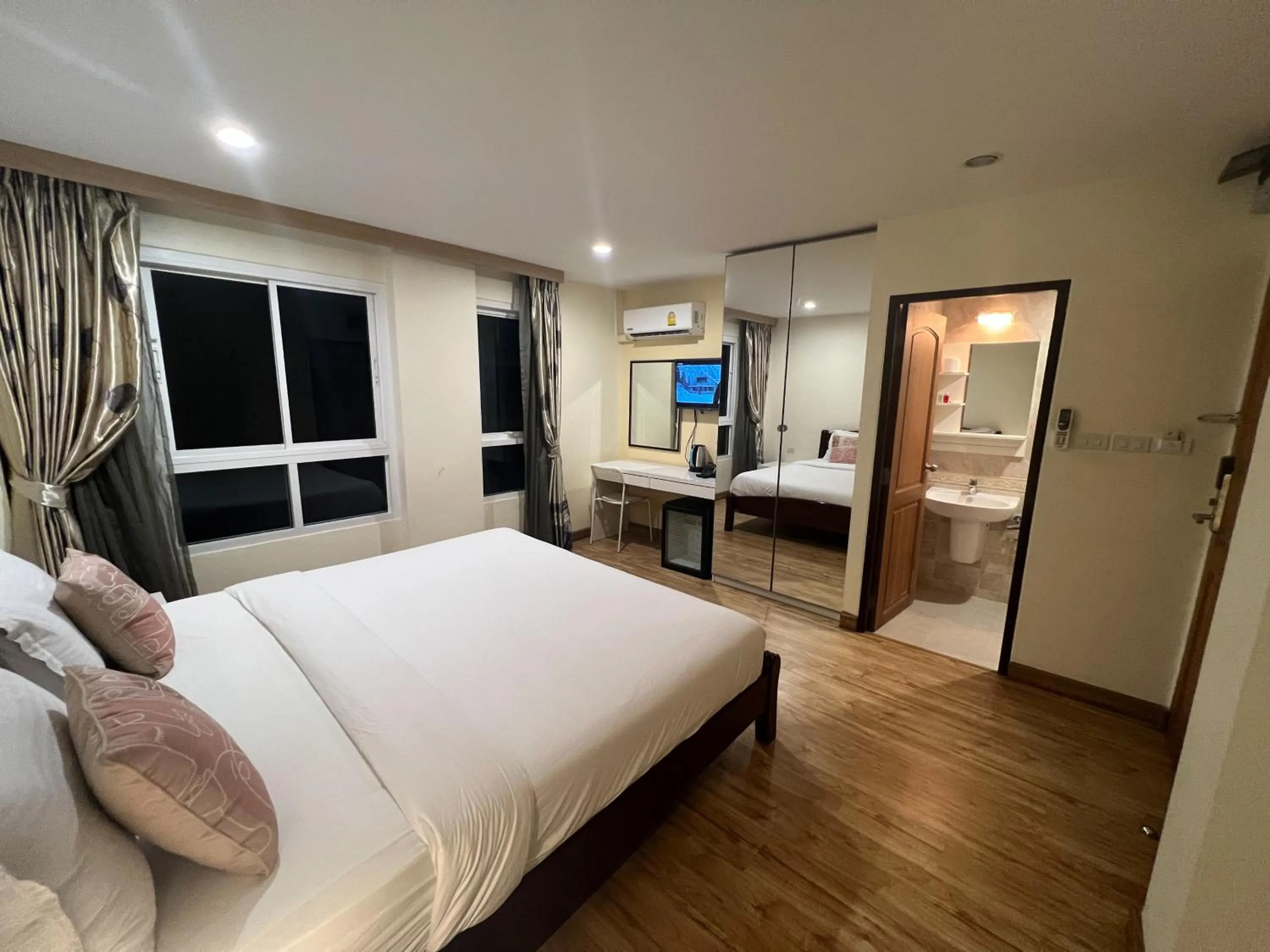 Photo of the whole room, Bed in V Check inn Sukhumvit 22